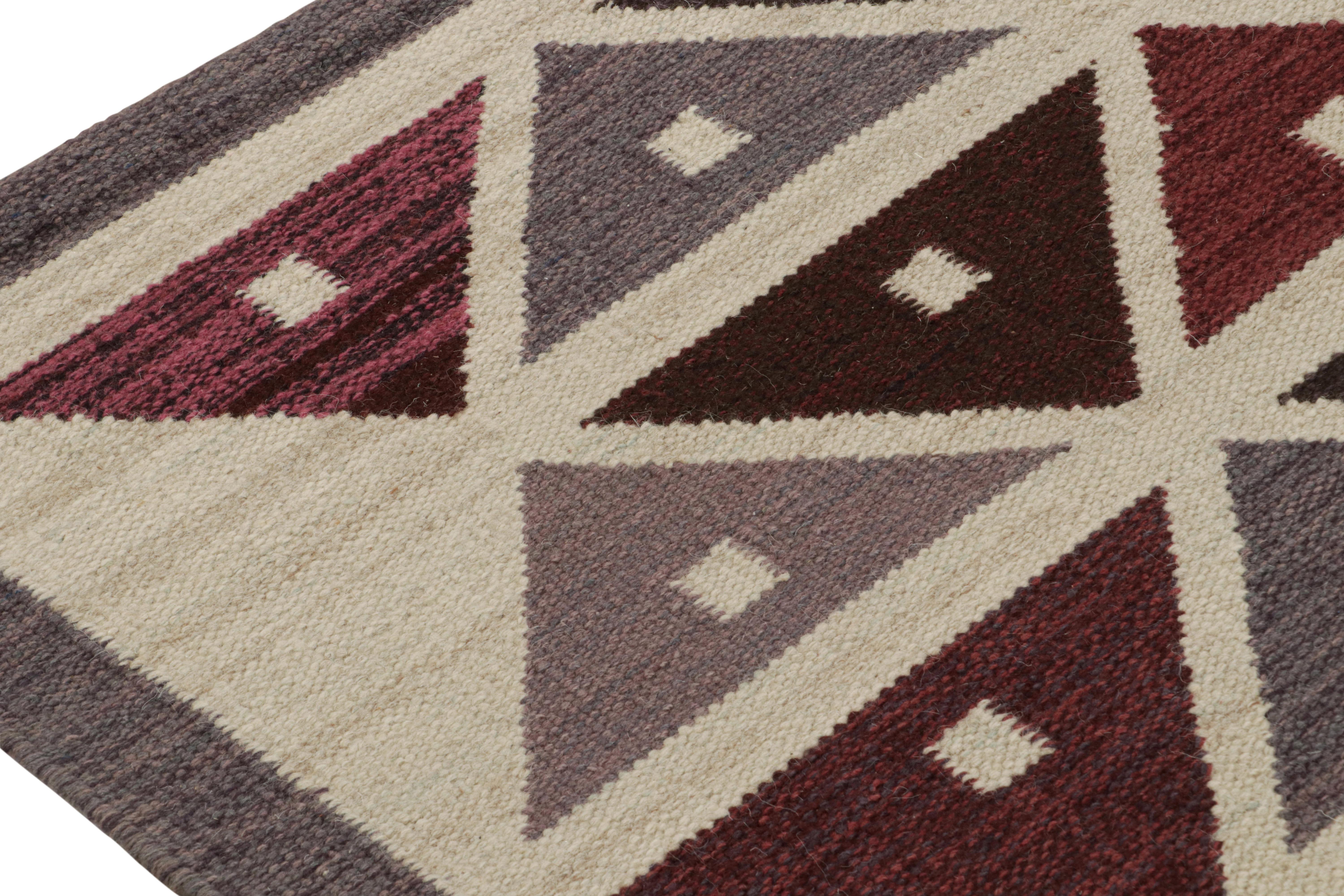 Hand-Woven Rug & Kilim’s Scandinavian Style Kilim Rug, in Beige, with Geometric Patterns For Sale