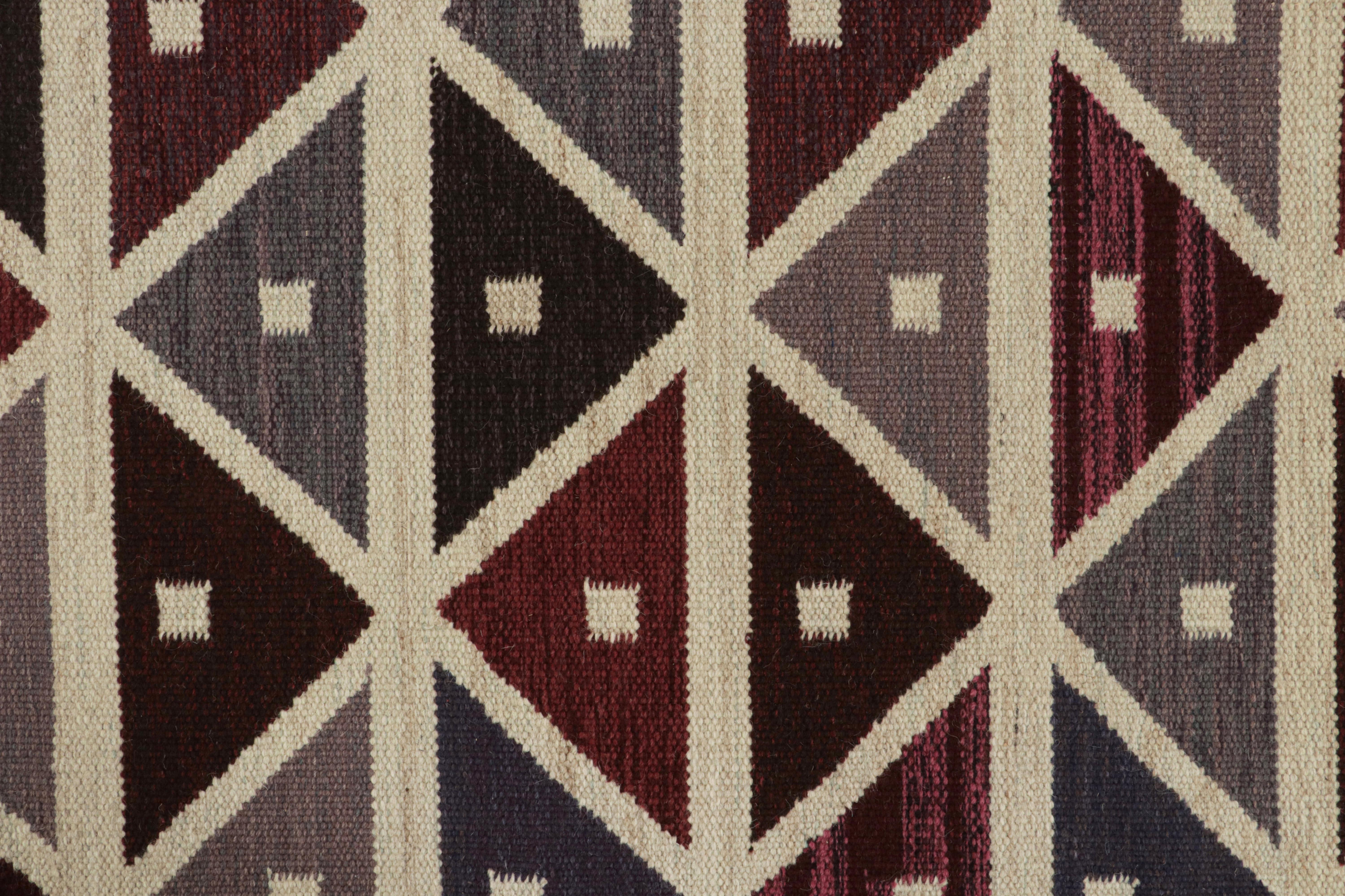 Rug & Kilim's skandinavischer Kilim-Teppich in Beige mit geometrischen Mustern im Zustand „Neu“ im Angebot in Long Island City, NY
