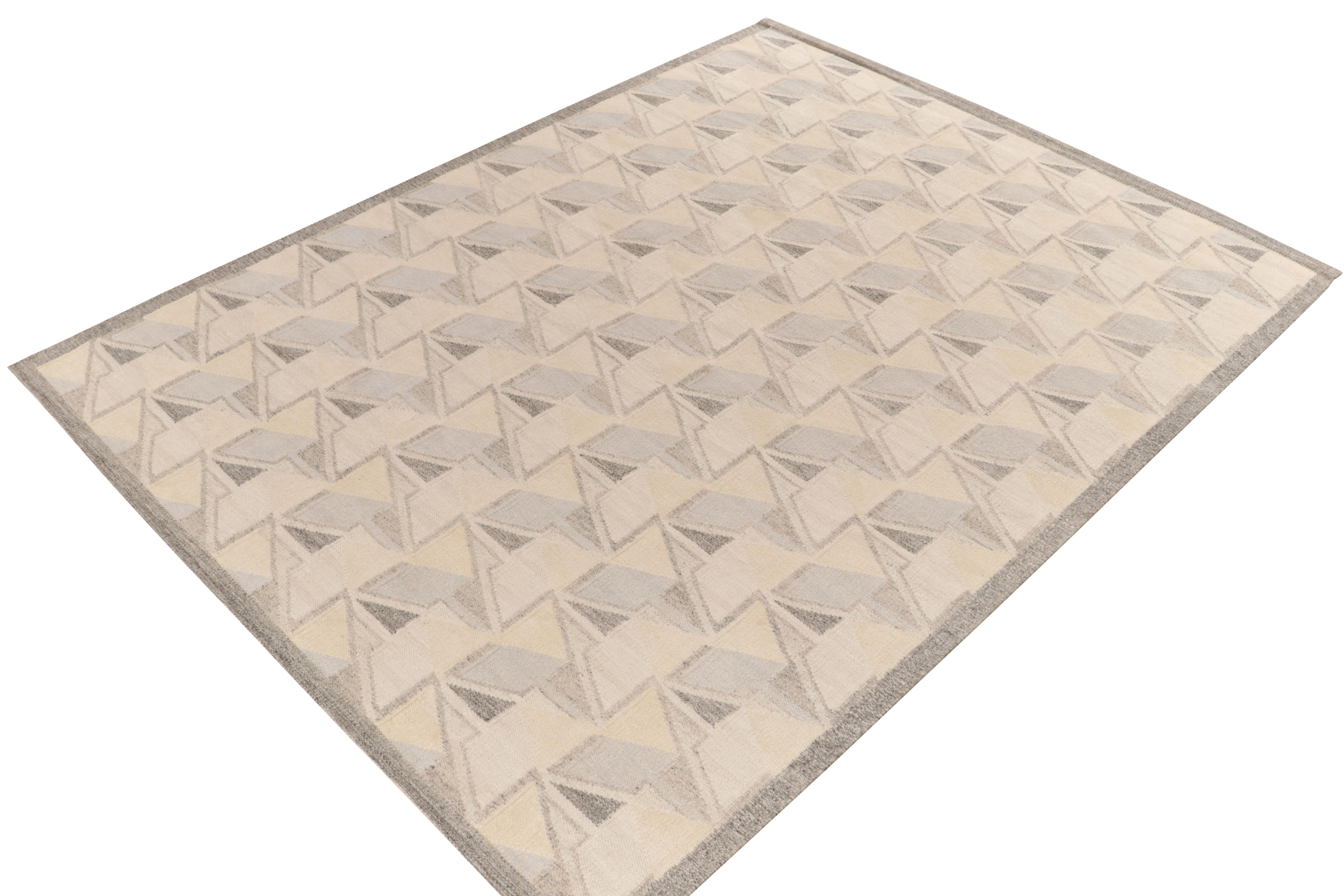 Der skandinavische Kelim von Rug & Kilim aus unserer berühmten Flachgewebe-Kollektion. Dieser Teppich im Format 10x14 genießt die Finesse schwedischer Ästhetik mit einem geschickten geometrischen Muster, das einen 3D-Effekt erzeugt. Die Farbgebung
