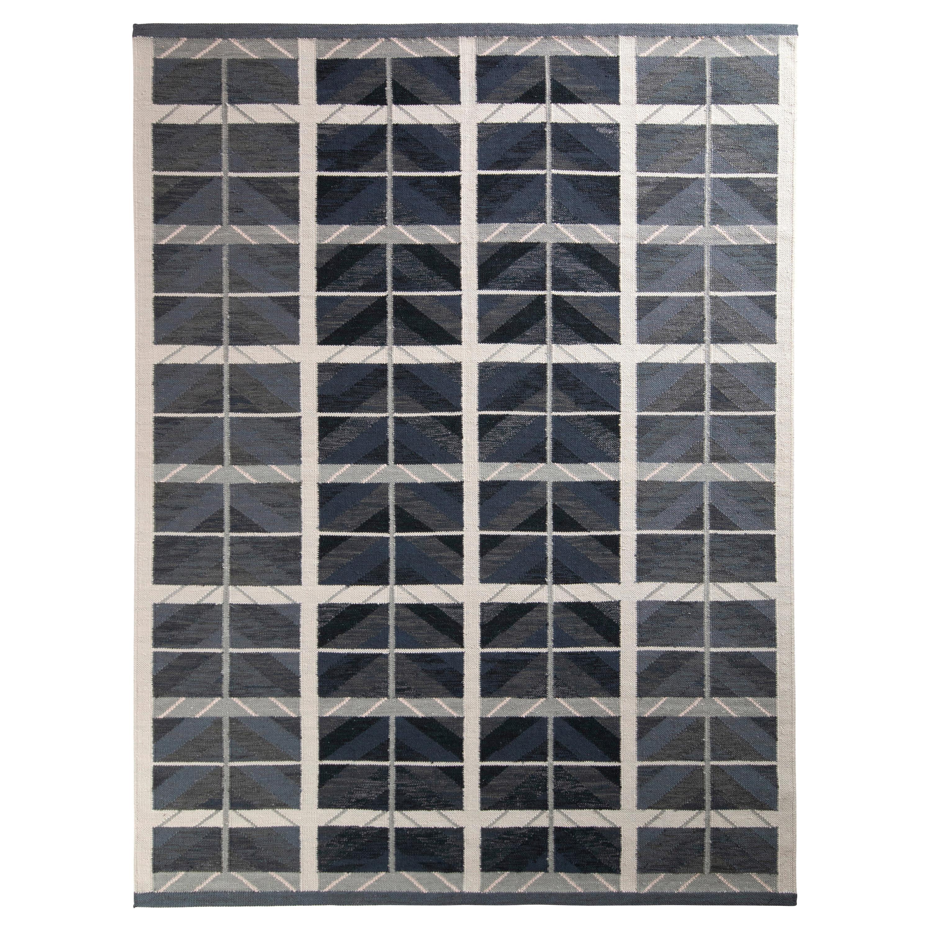 Teppich & Kilims skandinavischer Kelim-Teppich in Blau und Grau mit geometrischem Muster im Angebot