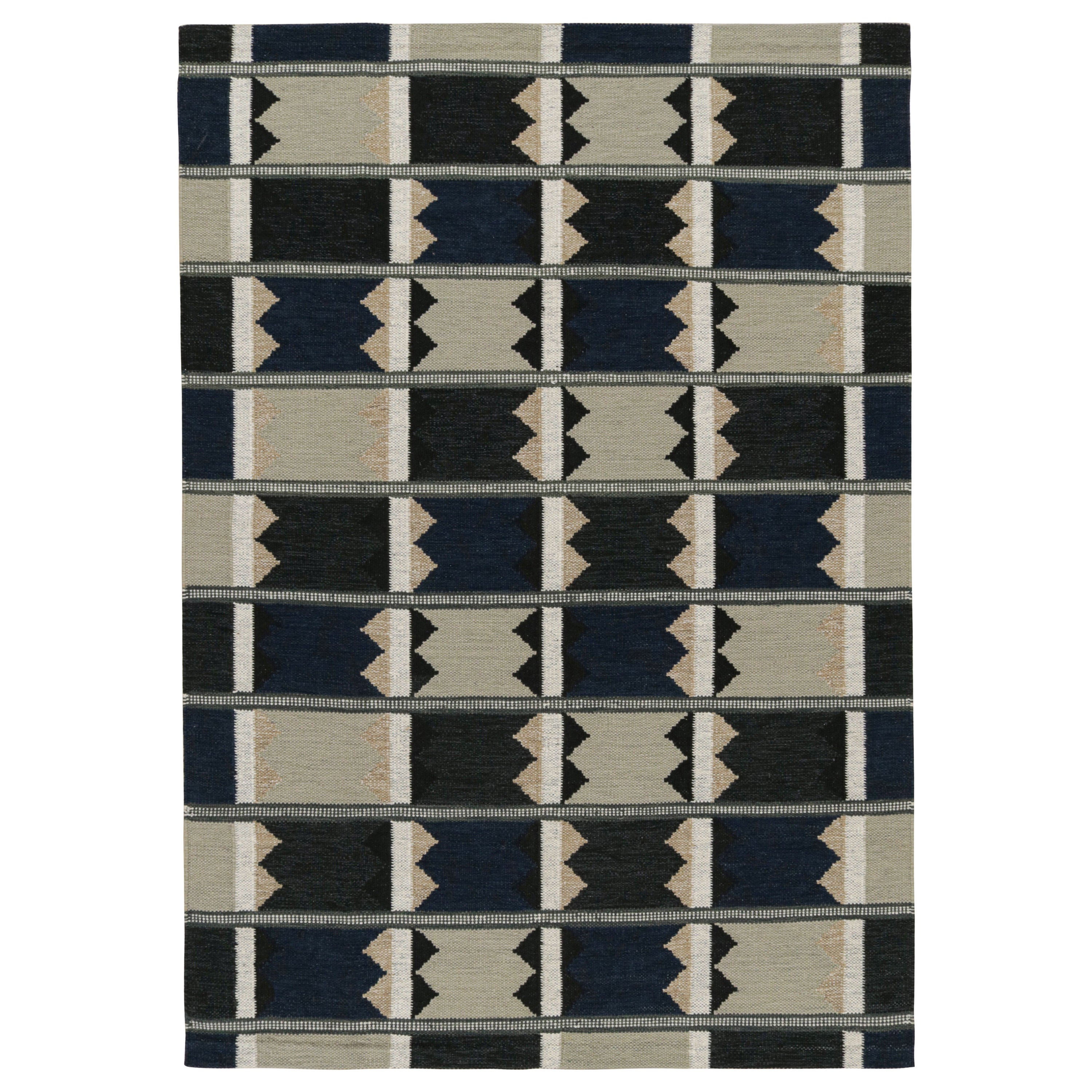 Rug & Kilim è un tappeto Kilim in stile scandinavo con motivi blu, neri e grigi.