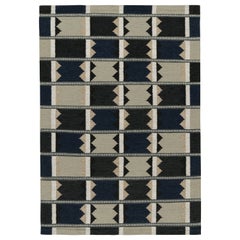 Rug & Kilim è un tappeto Kilim in stile scandinavo con motivi blu, neri e grigi.