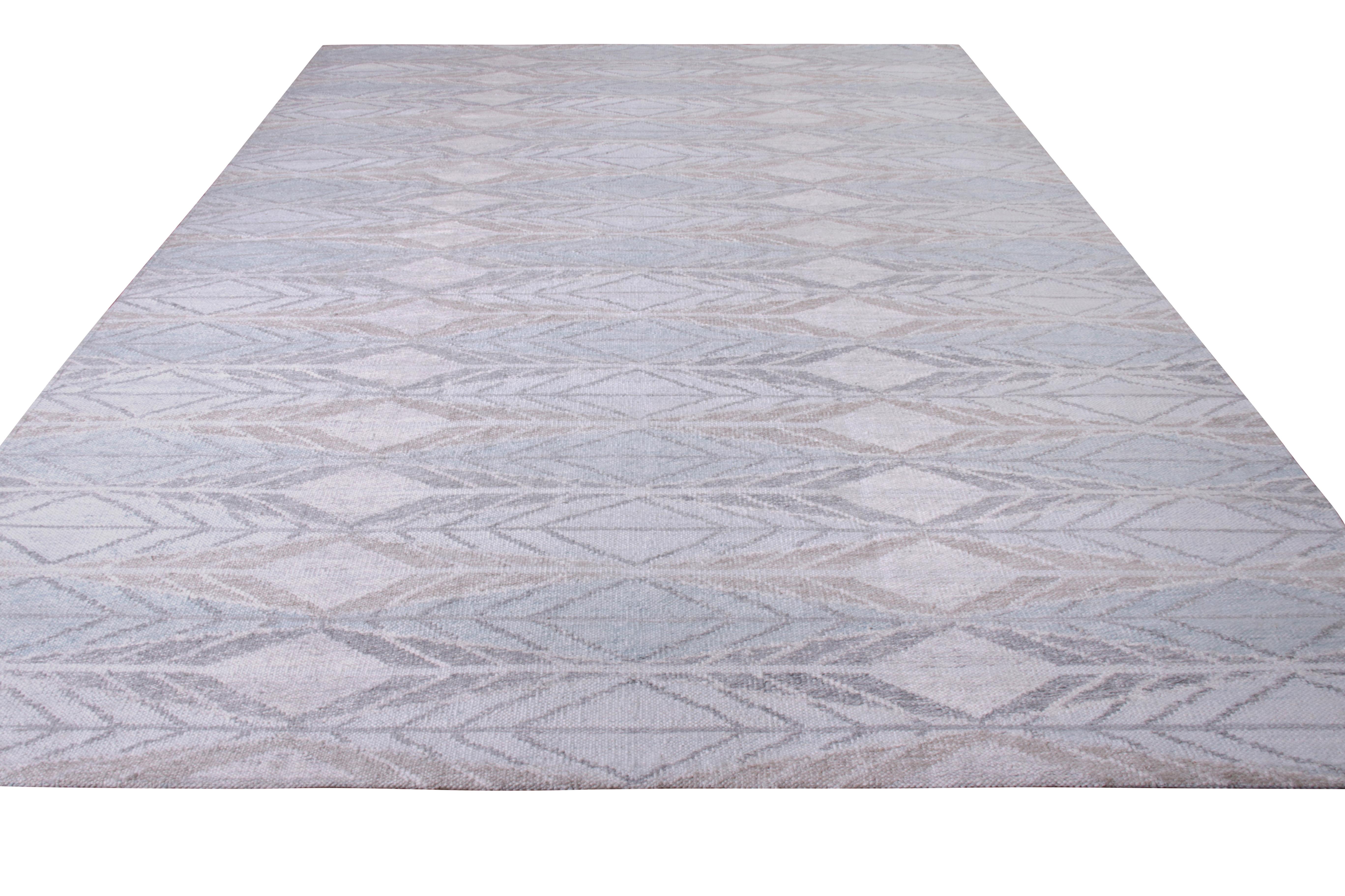 Issu de la Collection Scandinavian Nu de Rug & Kilim, ce tapis Kilim 10 x 14 est une version unique du tissage plat classique. Ce Kilim particulier présente un motif géométrique symétrique qui s'inscrit magnifiquement dans de riches teintes de bleu