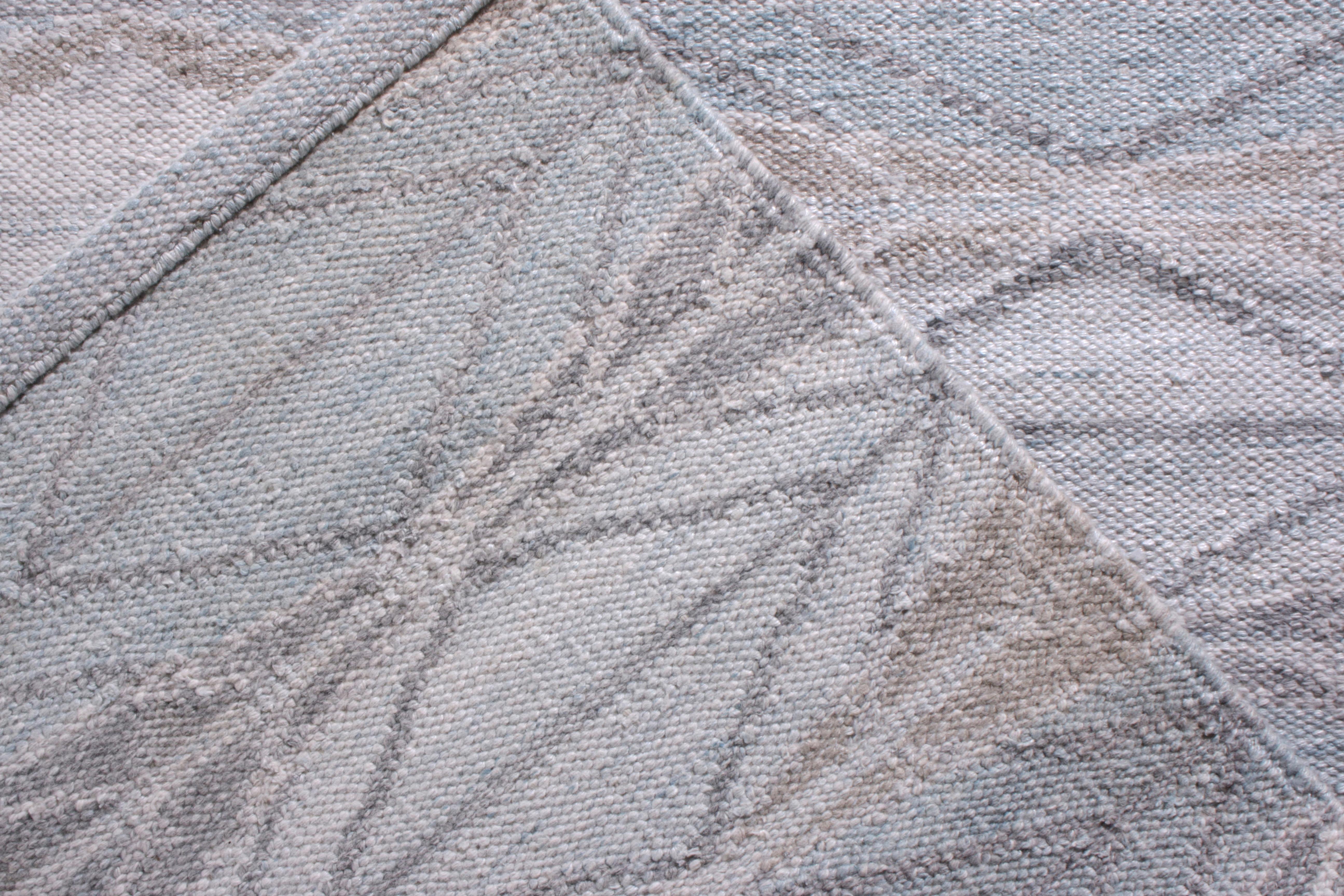 Noué à la main Rug & Kilim's Scandinavian Style Kilim Rug in Blue Gray Geometric Pattern (tapis de style scandinave à motif géométrique bleu-gris) en vente