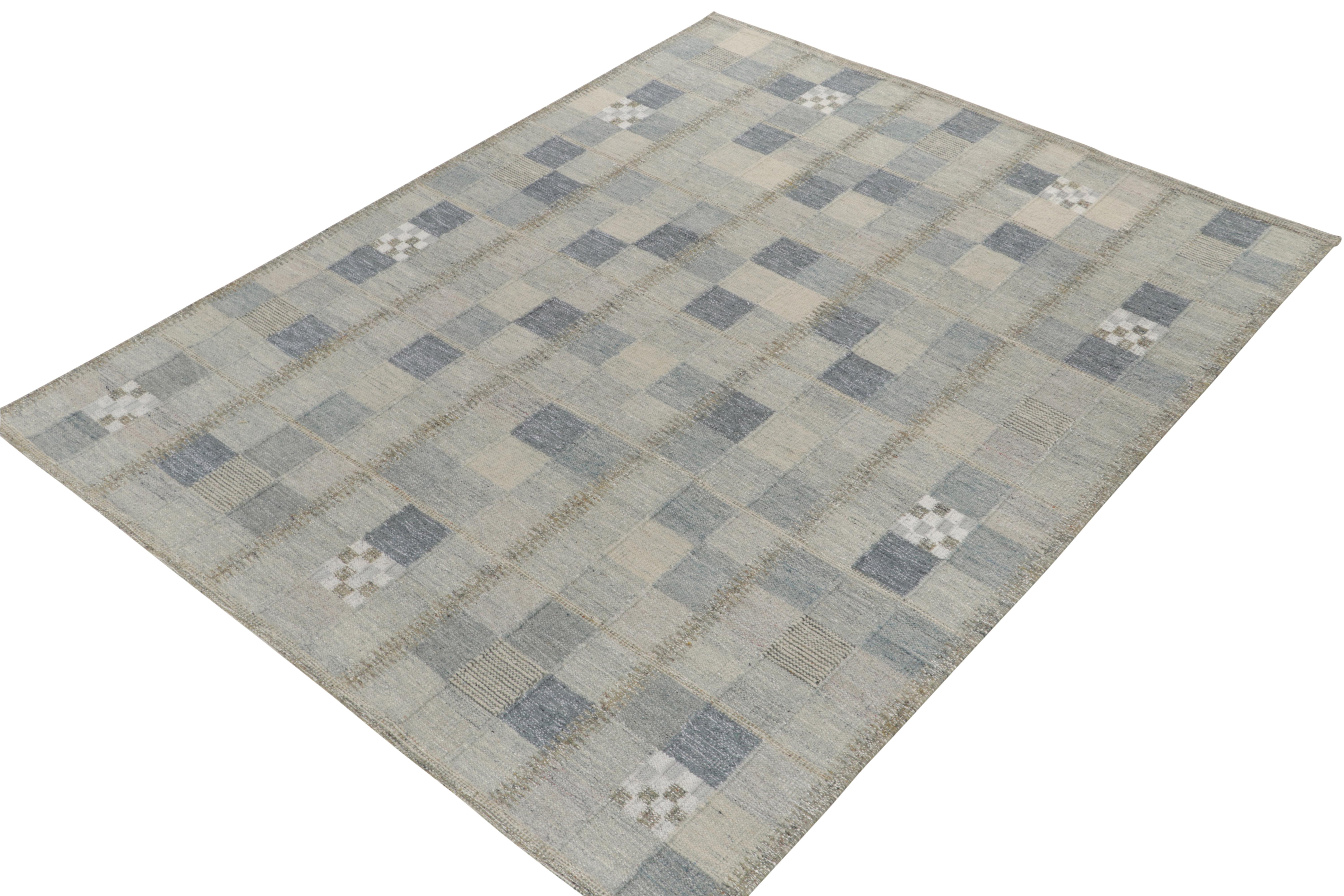 Esemplificativo di una rivisitazione moderna dello stile svedese, un intreccio piatto 8x10 della premiata collezione Scandinavian Kilim di Rug & Kilim. Il tappeto tessuto a mano gode di un'applicazione intelligente della geometria con una