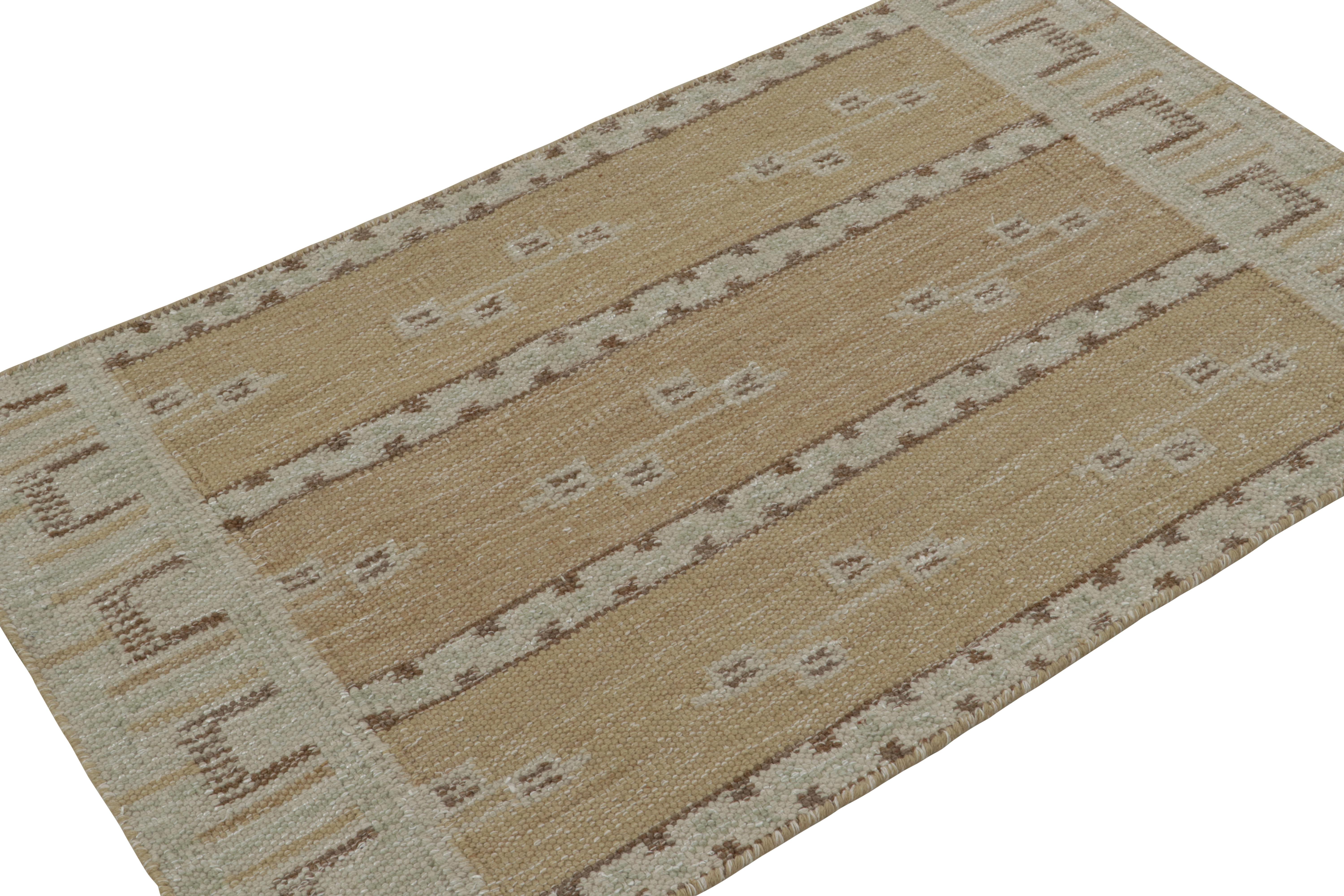 Dieser 3x5-Kilim-Teppich stammt aus der Flachgewebelinie der skandinavischen Teppichkollektion von Rug & Kilim. Das aus Wolle und natürlichen Garnen handgewebte Design ist eine moderne Interpretation der Teppiche Rollakan und Rya im schwedischen