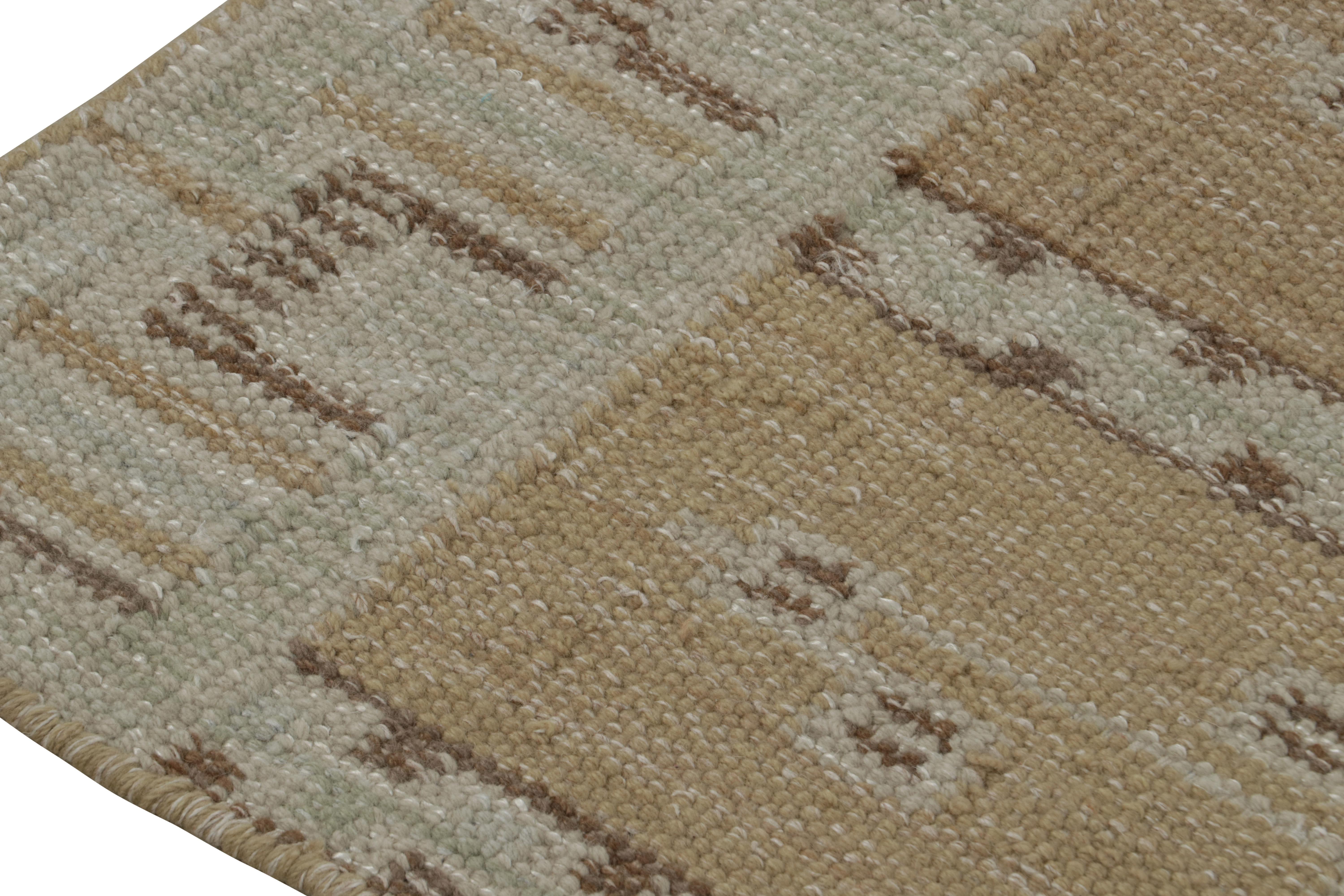 Tissé à la main Rug & Kilim's Scandinavian Style Kilim Rug in Brown with Geometric Patterns (tapis de style scandinave à motifs géométriques) en vente