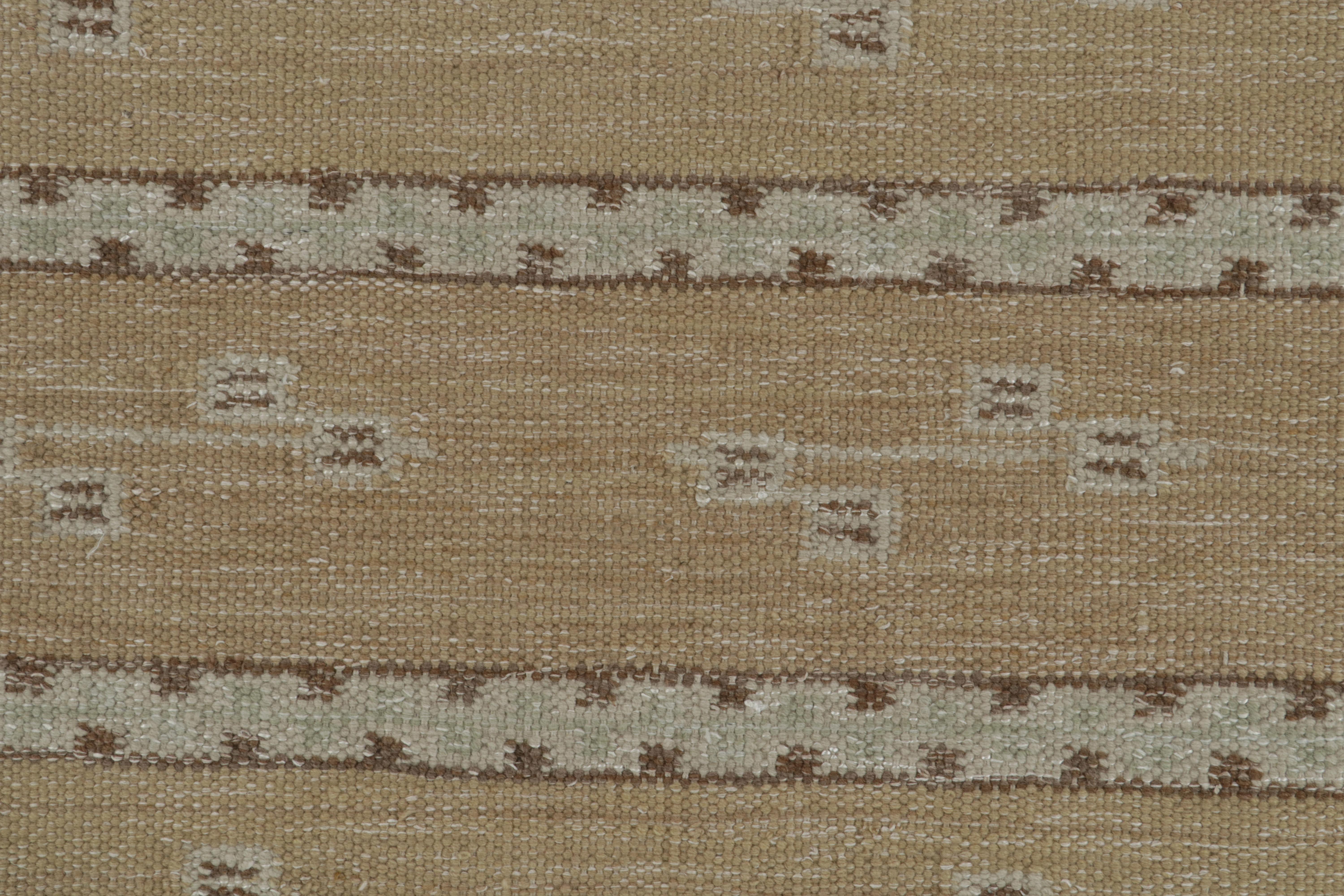 Rug & Kilim's skandinavischer Kilim-Teppich in Brown mit geometrischen Mustern im Zustand „Neu“ im Angebot in Long Island City, NY