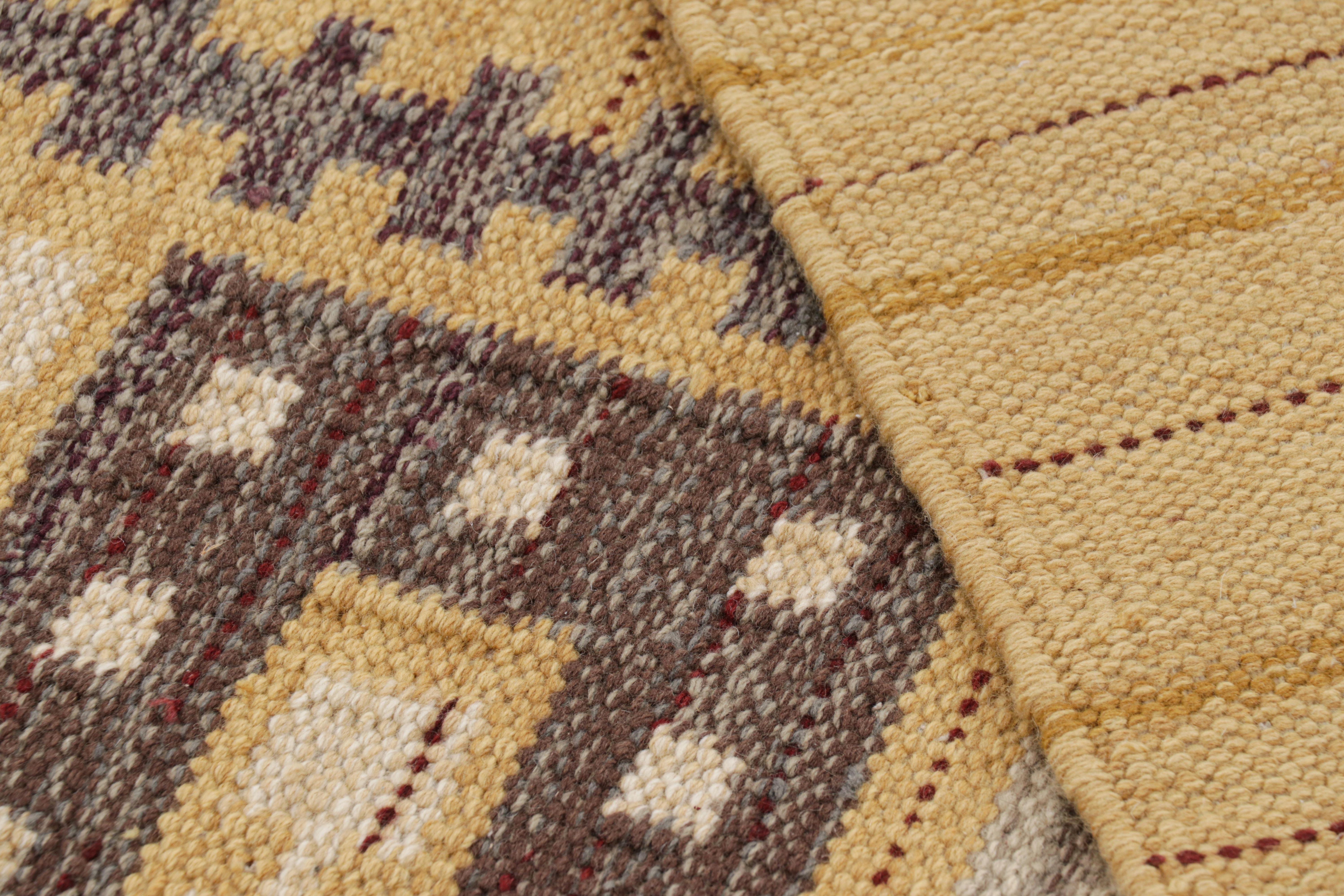 Rug & Kilim's Teppich im skandinavischen Stil mit geometrischen Mustern in Gold, Grau und Brown (21. Jahrhundert und zeitgenössisch) im Angebot
