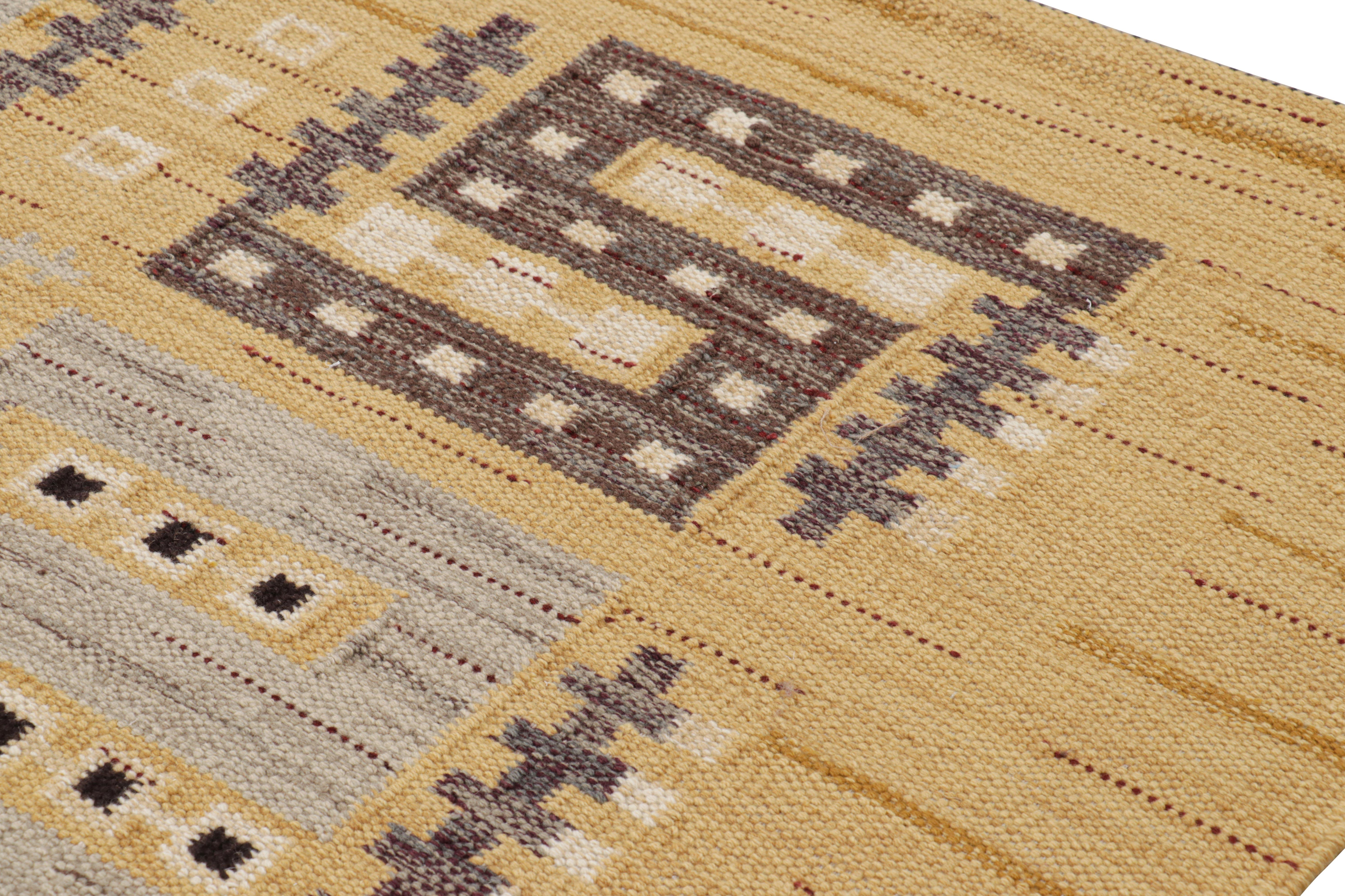 Rug & Kilim's Teppich im skandinavischen Stil mit geometrischen Mustern in Gold, Grau und Brown im Zustand „Neu“ im Angebot in Long Island City, NY
