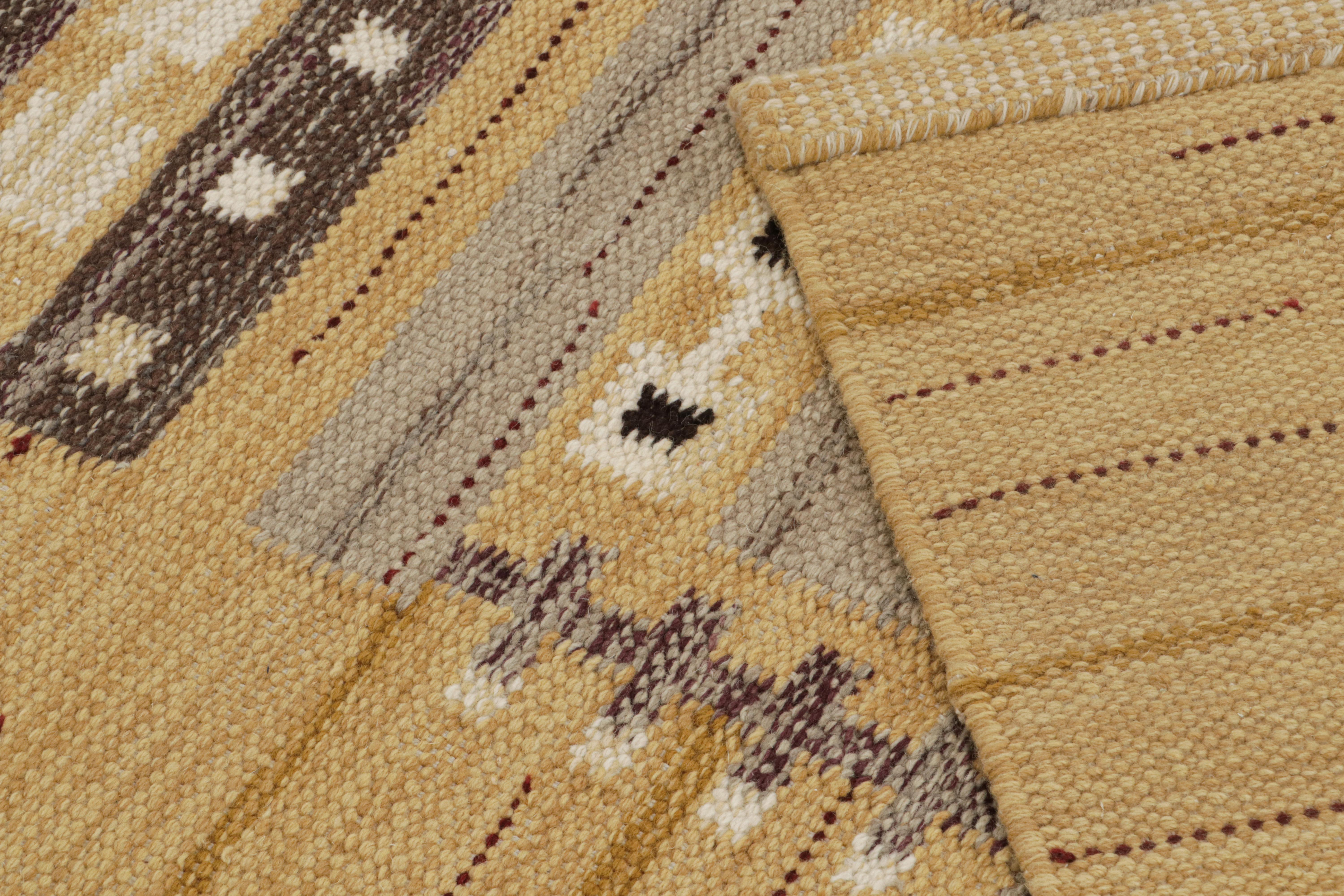 XXIe siècle et contemporain Rug & Kilim's Scandinavian Style Kilim Rug in Gold with Geometric Patterns (tapis de style scandinave à motifs géométriques) en vente