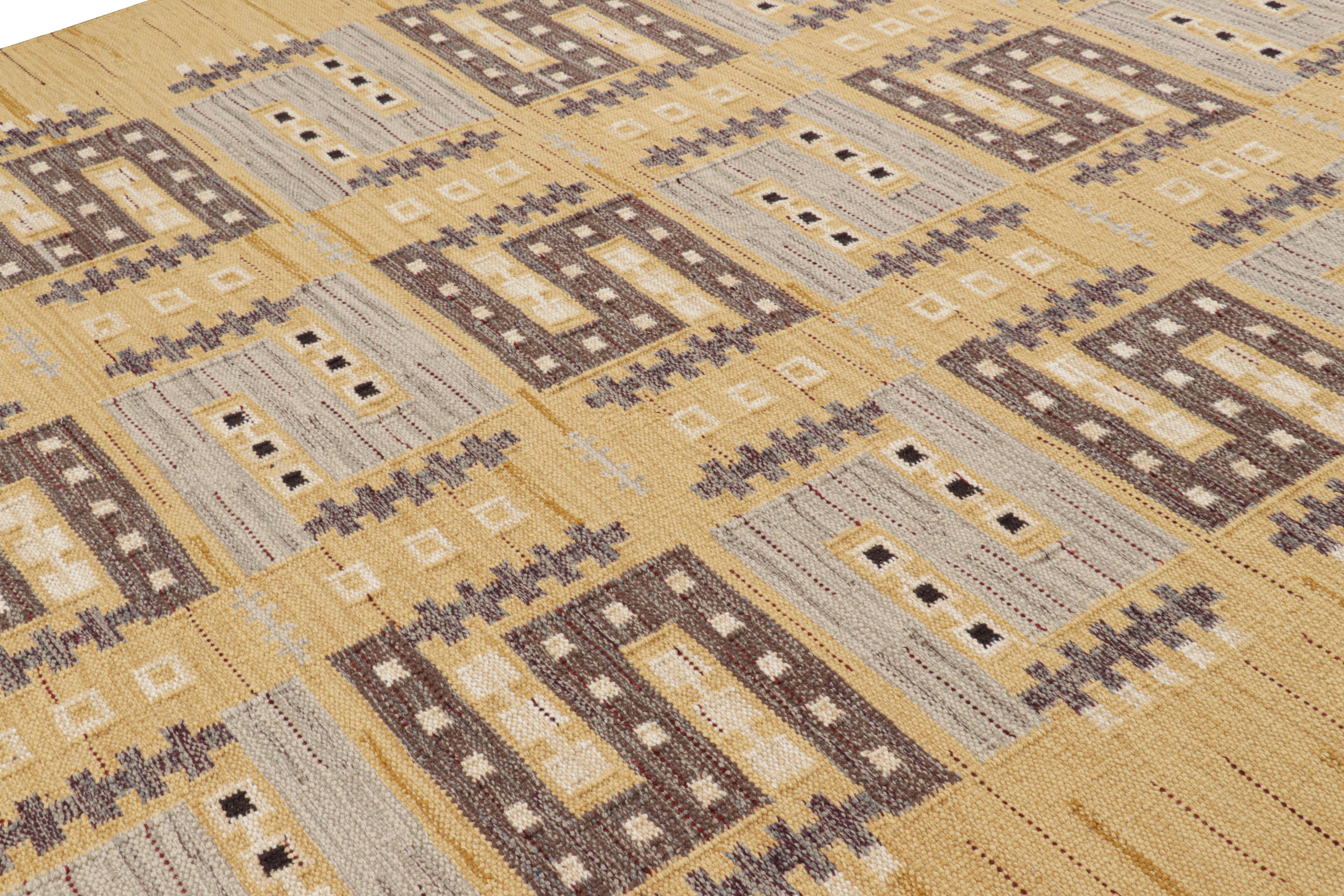 Rug & Kilim's Teppich im skandinavischen Stil mit geometrischen Mustern in Gold, Grau und Brown (Moderne) im Angebot