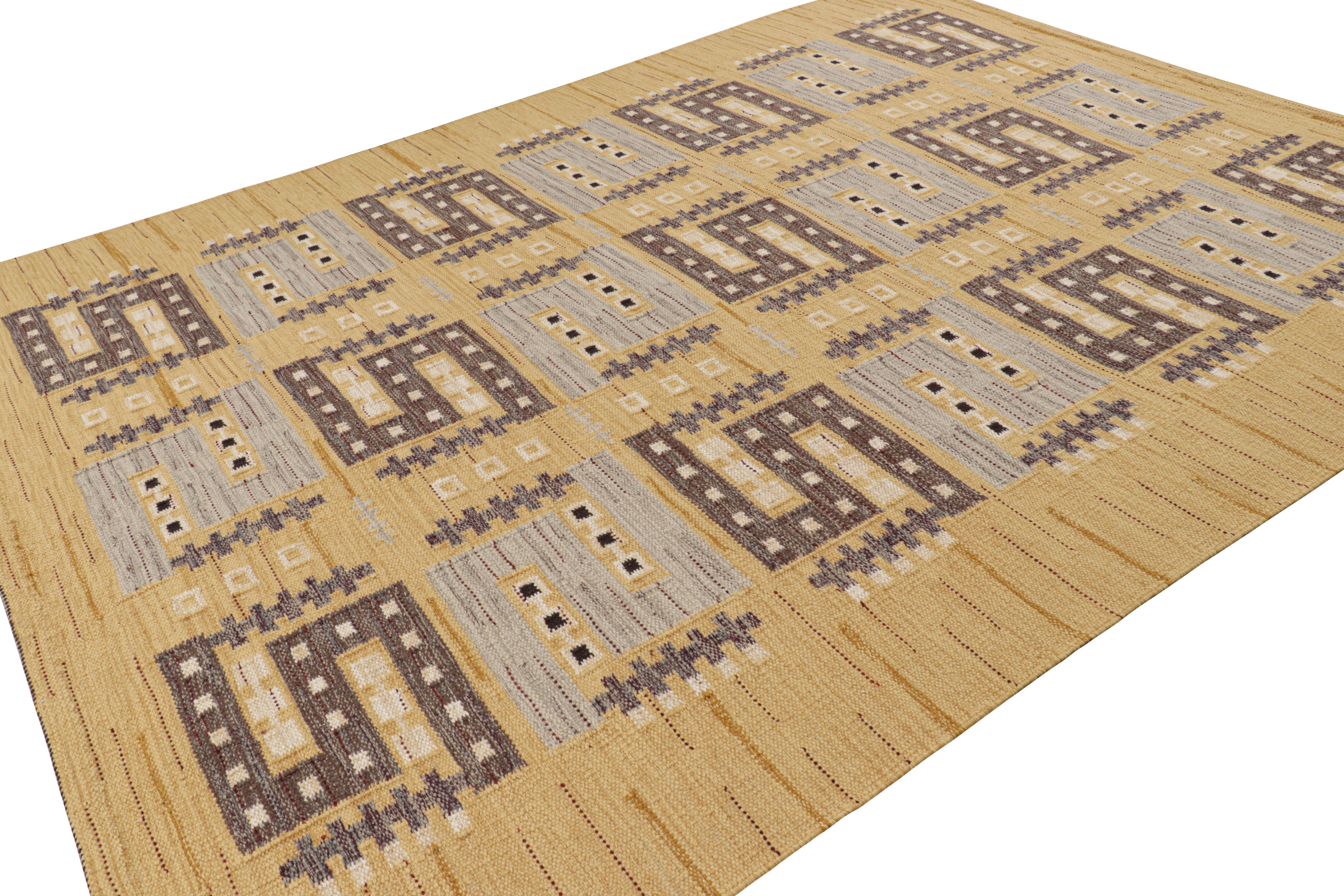 Rug & Kilim's Teppich im skandinavischen Stil mit geometrischen Mustern in Gold, Grau und Brown (Indisch) im Angebot