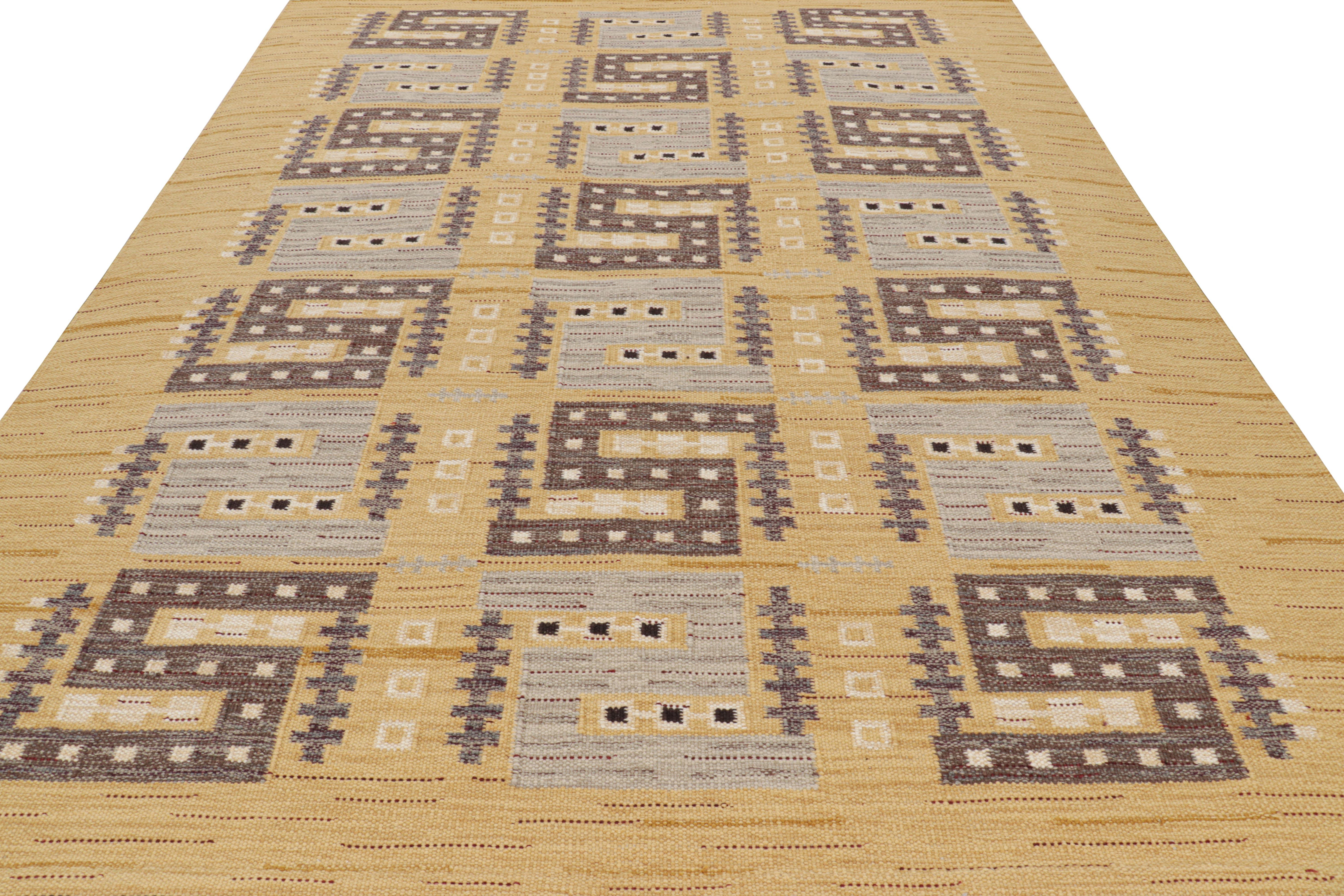 Rug & Kilim's Teppich im skandinavischen Stil mit geometrischen Mustern in Gold, Grau und Brown (Handgewebt) im Angebot