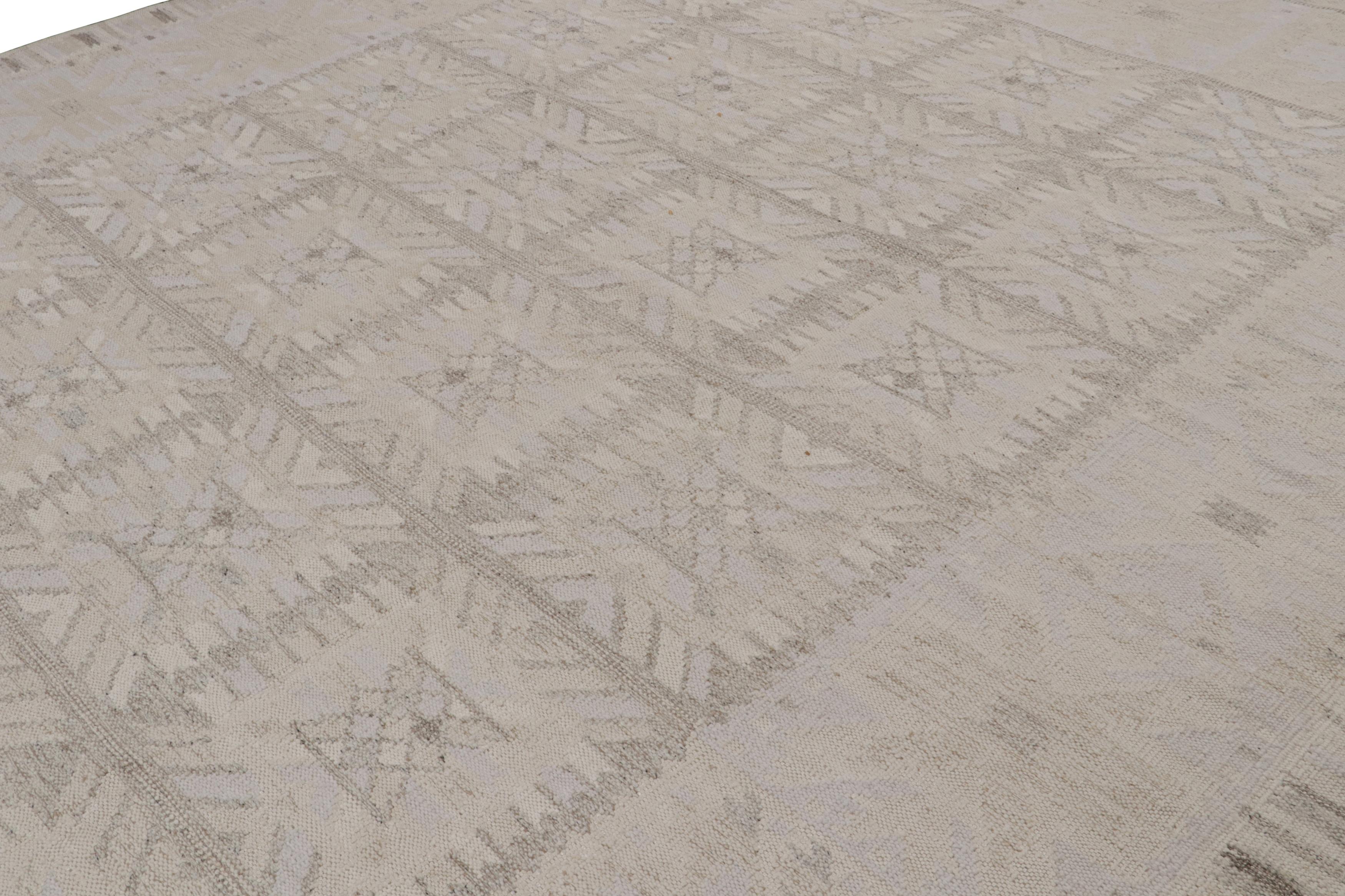Indiano Rug & Kilim è un tappeto Kilim in stile scandinavo con motivi geometrici bianchi e grigi. in vendita