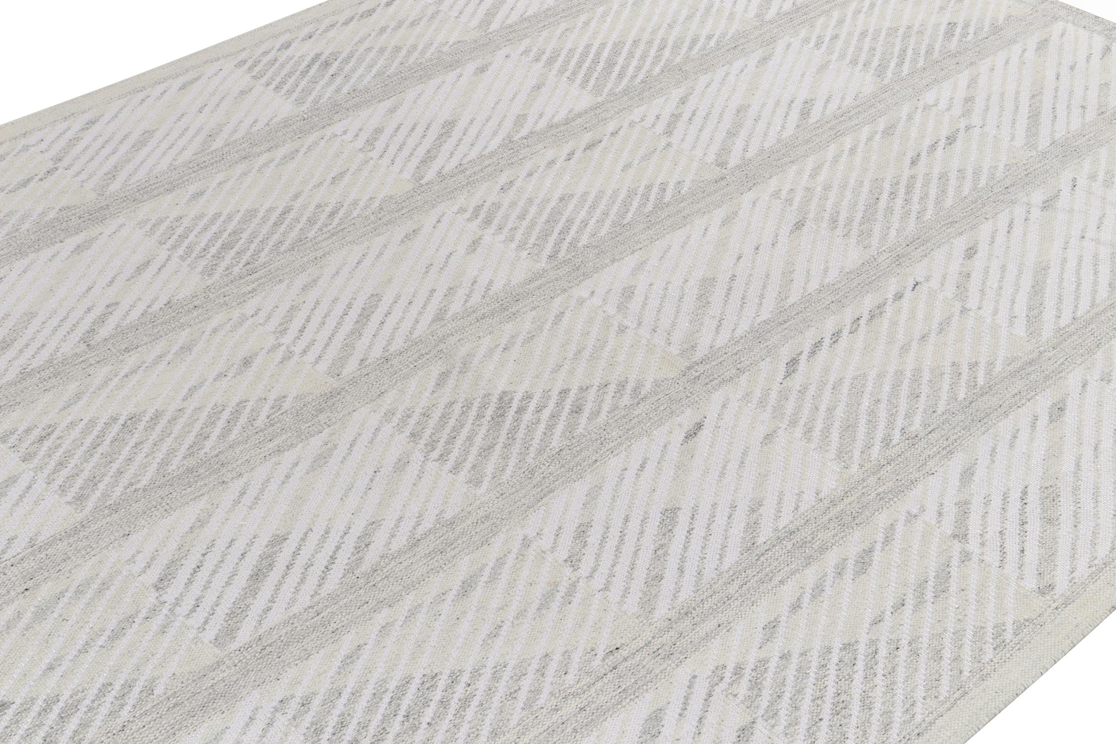 Rug & Kilim's skandinavischer Kilim-Teppich in Grau, weißes geometrisches Muster (Indisch) im Angebot