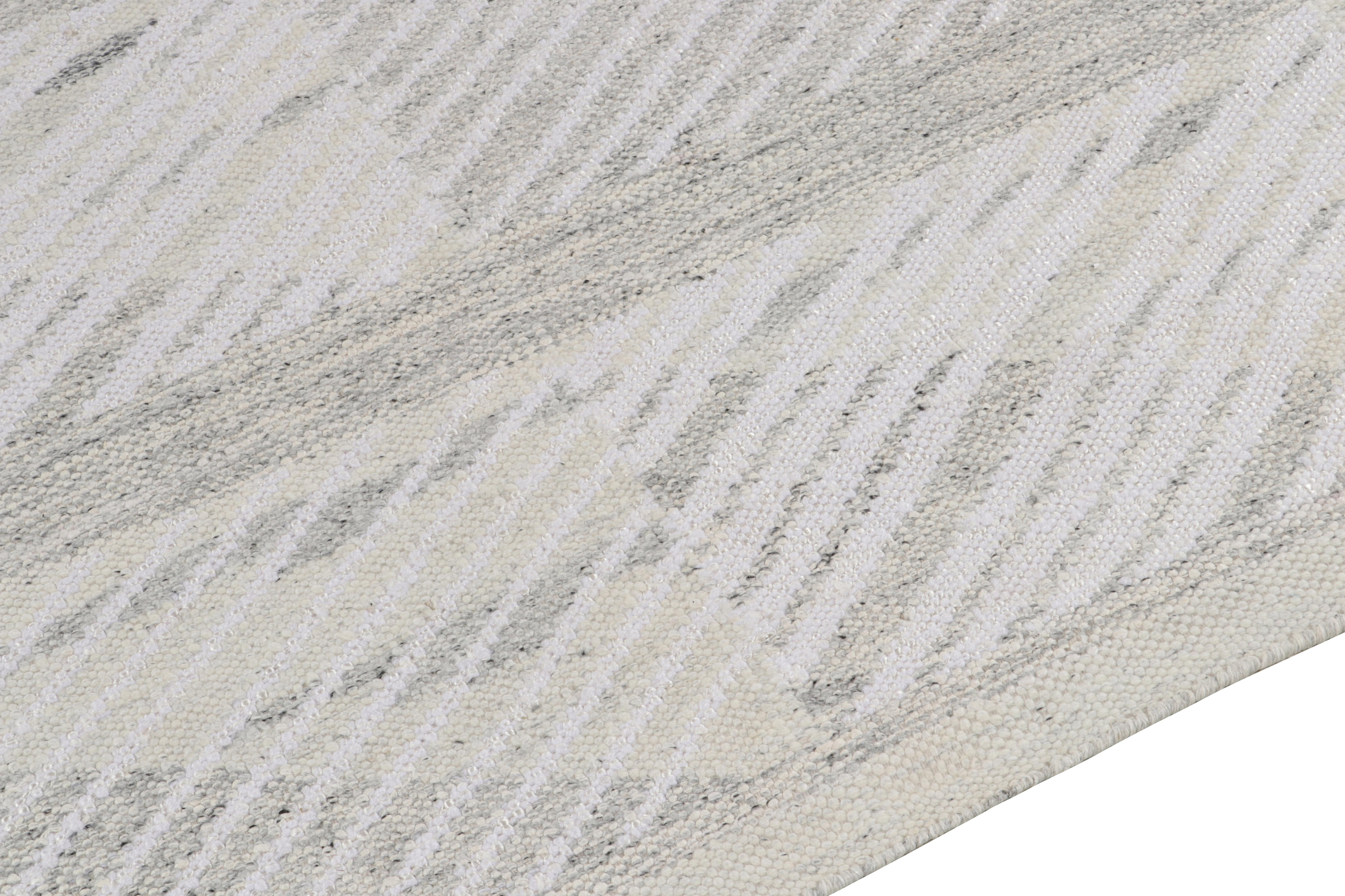 Rug & Kilim's skandinavischer Kilim-Teppich in Grau, weißes geometrisches Muster (Handgeknüpft) im Angebot