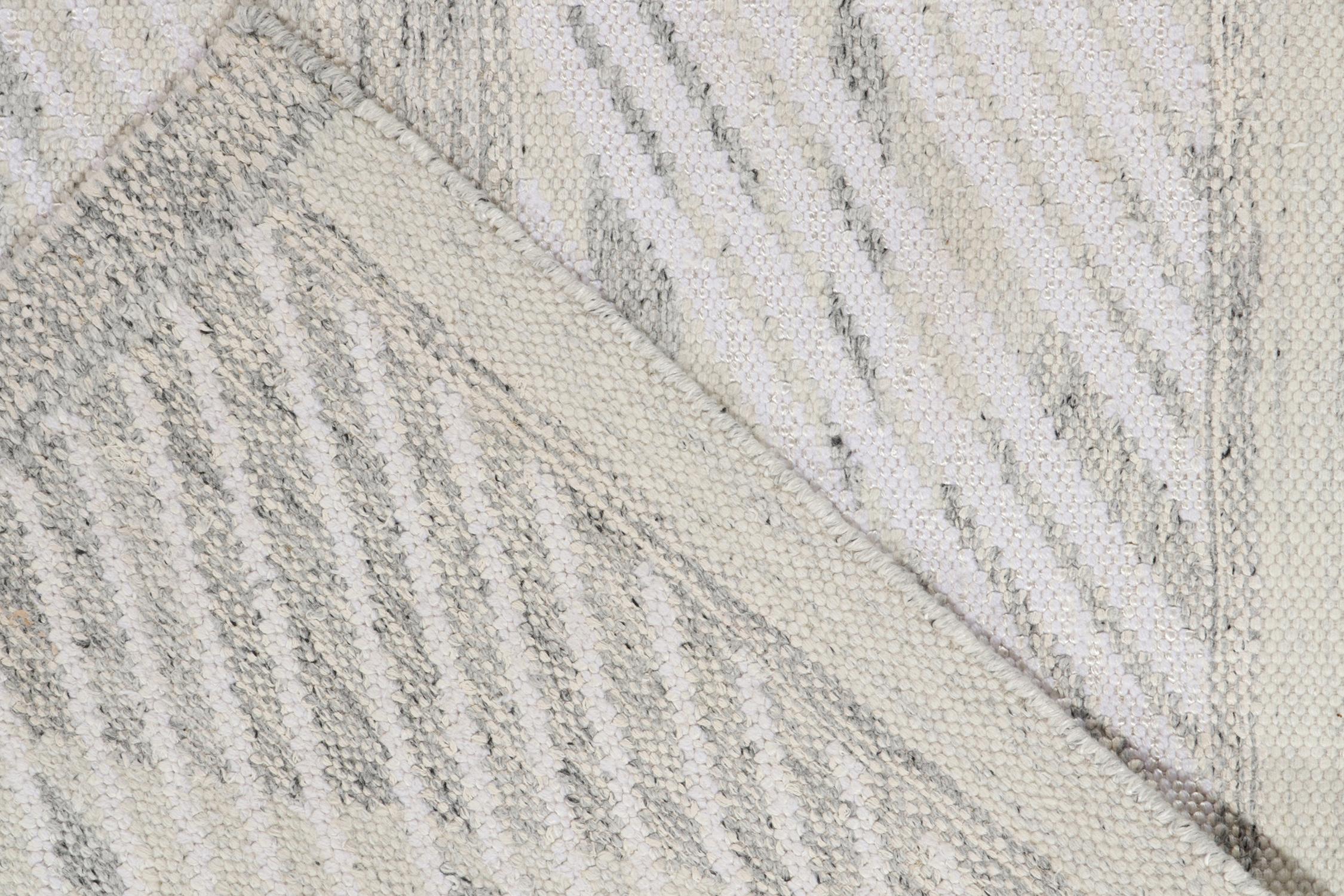 Rug & Kilim's skandinavischer Kilim-Teppich in Grau, weißes geometrisches Muster im Zustand „Neu“ im Angebot in Long Island City, NY