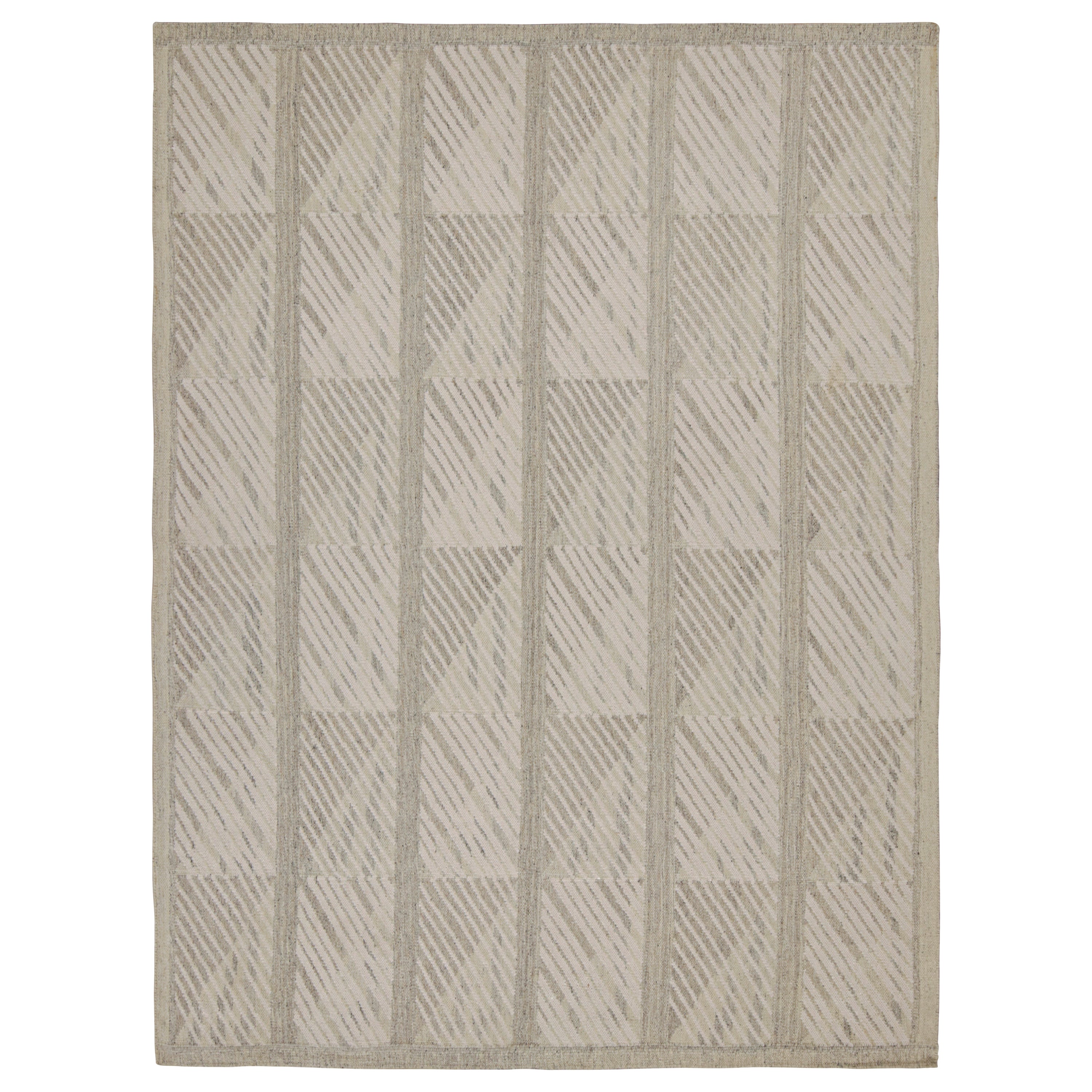 Rug & Kilim è un tappeto Kilim in stile scandinavo con motivi geometrici bianchi e grigi.