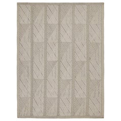 Rug & Kilim è un tappeto Kilim in stile scandinavo con motivi geometrici bianchi e grigi.