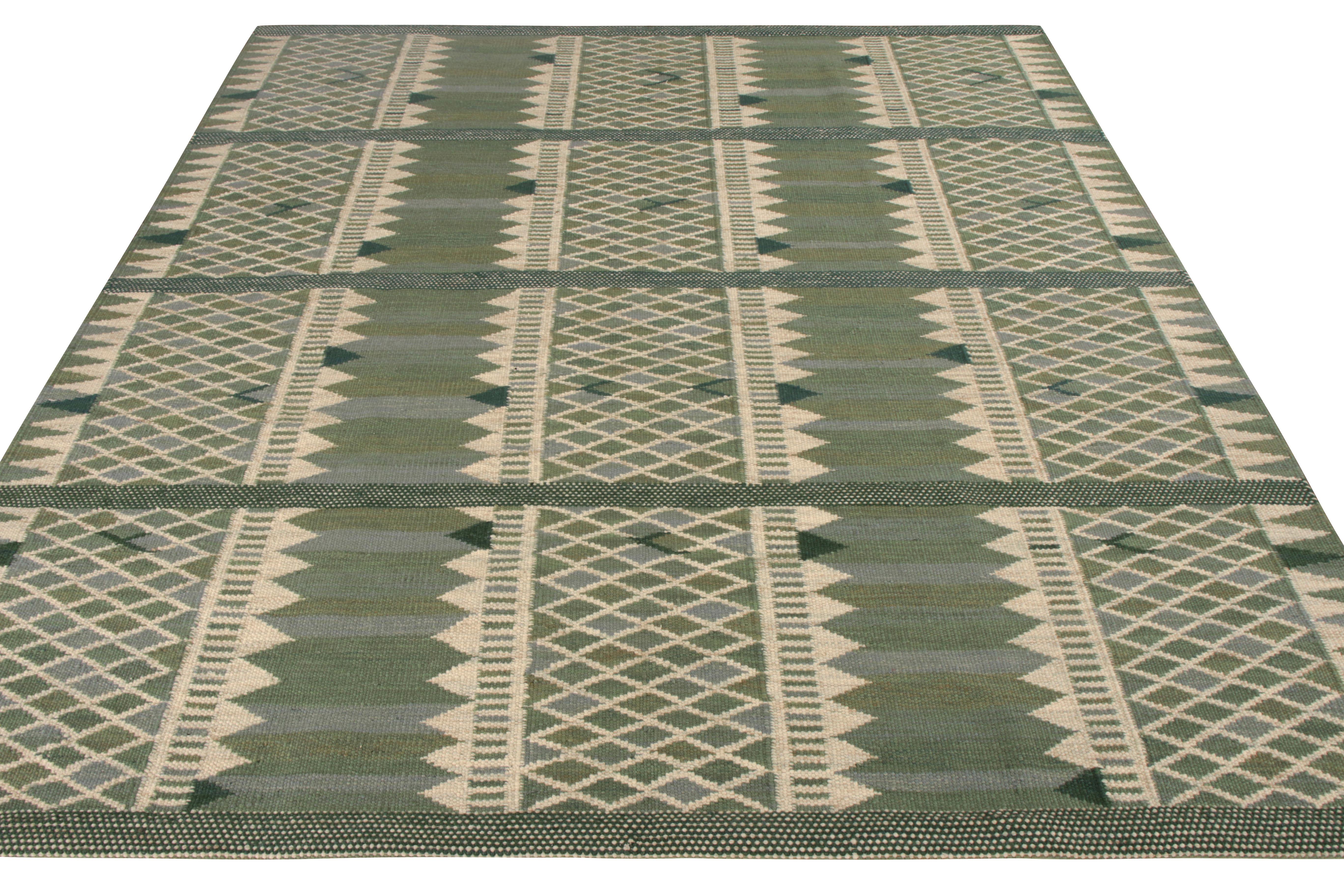 Une ode 8x9 au style scandinave Kilim qui rejoint la célèbre collection de Rug & Kilim. Ce tissage plat particulier reflète une aura élégante et apaisante en adoptant une palette subtile de verts et de beiges qui complètent son motif géométrique