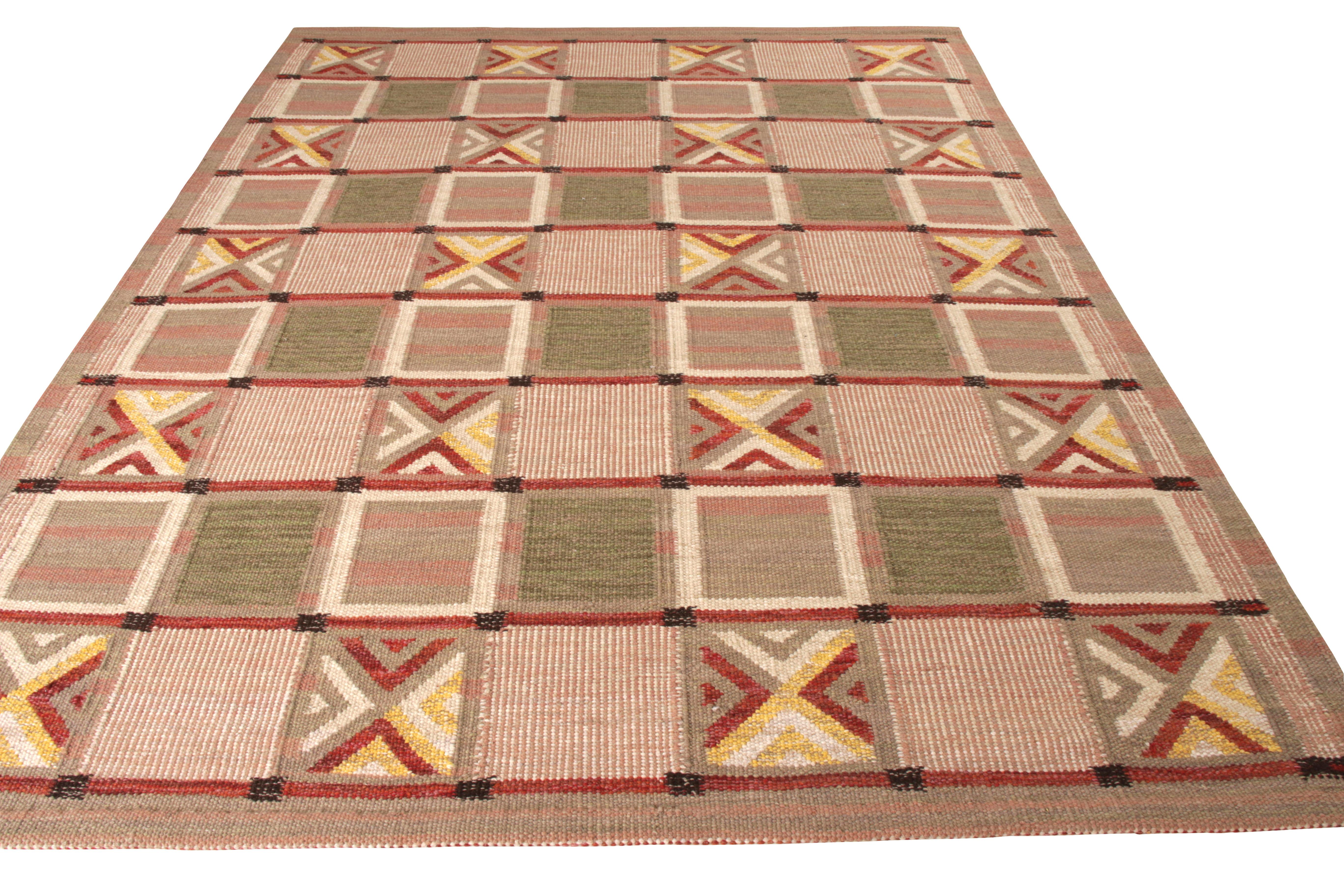 Ce tapis Kilim 8x10, qui fait partie de la Collection Scandinave de Rug & Kilim, présente un motif géométrique audacieux qui confère un sens notable du mouvement à une échelle gracieuse. Avec des tons beiges doux jouant sur le fond rose, le mélange
