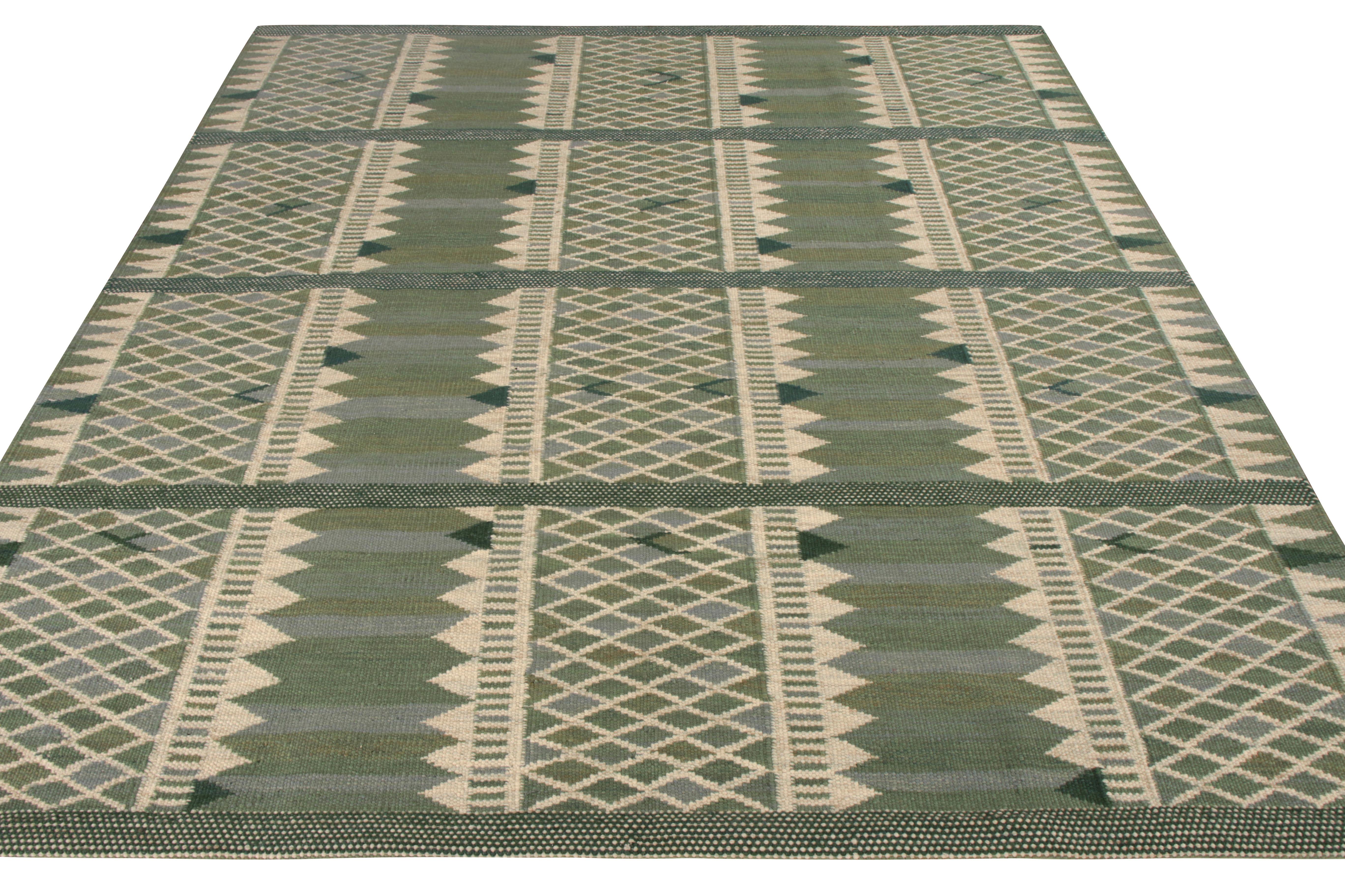 Une ode 8 x 9 au style scandinave Kilim qui vient s'ajouter à la célèbre collection de Rug & Kilim. Ce tissage plat particulier reflète une aura élégante et apaisante en adoptant une palette subtile de verts et de beiges qui complètent son motif