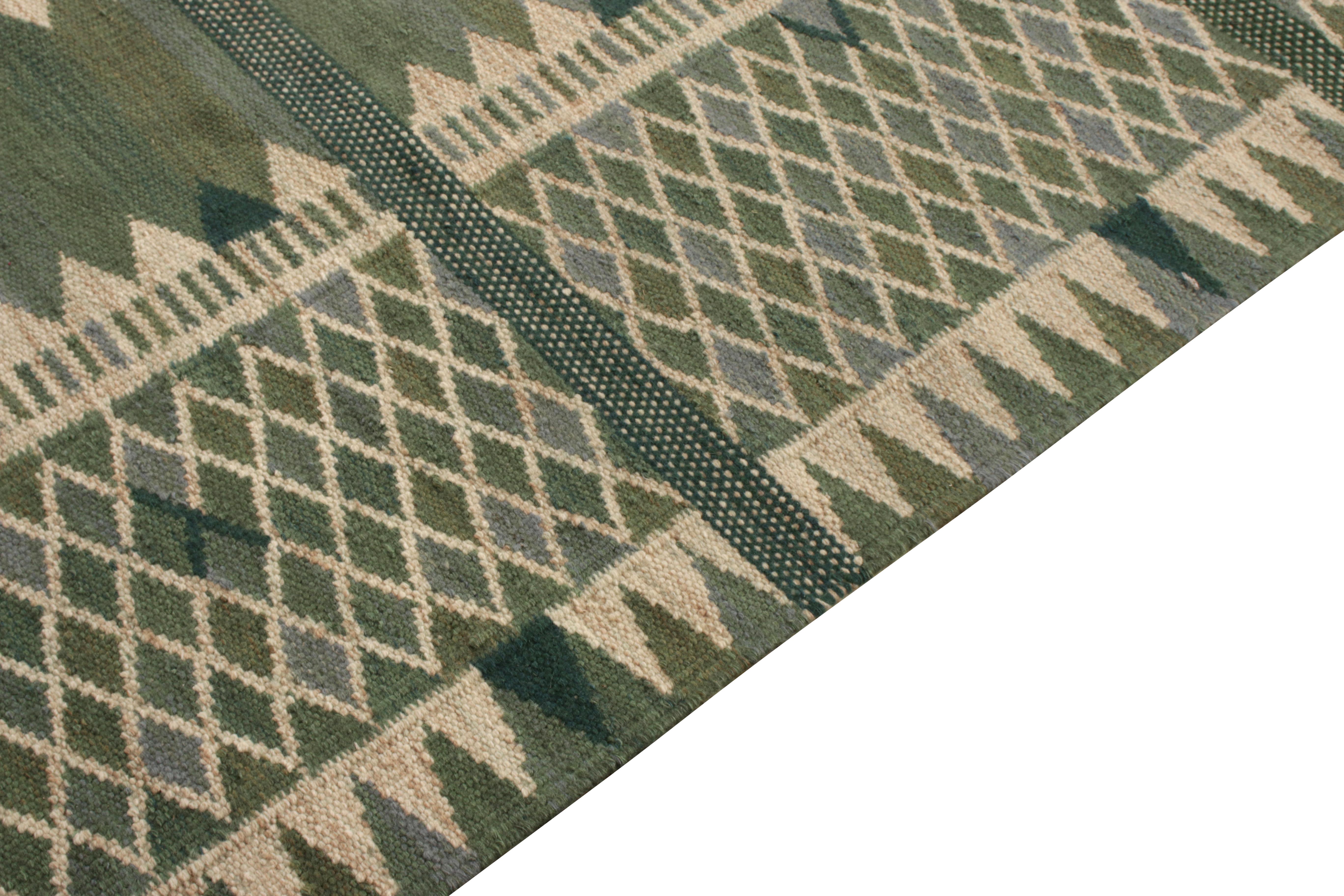 Indien Rug & Kilim's Scandinavian Style Kilim Rug in Green and Beige Geometric Pattern (tapis de style scandinave à motif géométrique vert et beige) en vente