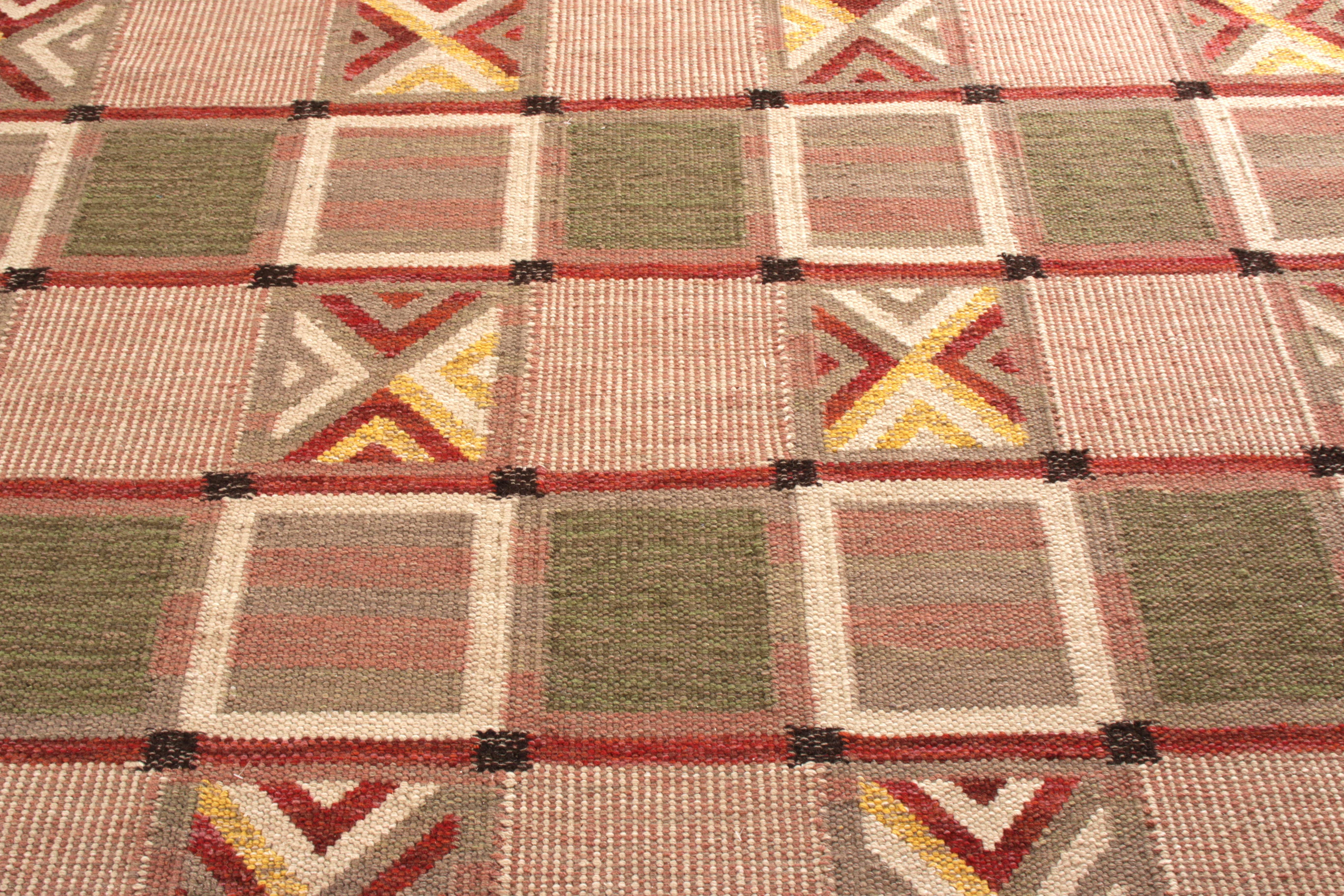 Indien Rug & Kilim's Scandinavian Style Kilim Rug in Green and Beige Geometric Pattern (tapis de style scandinave à motif géométrique vert et beige) en vente