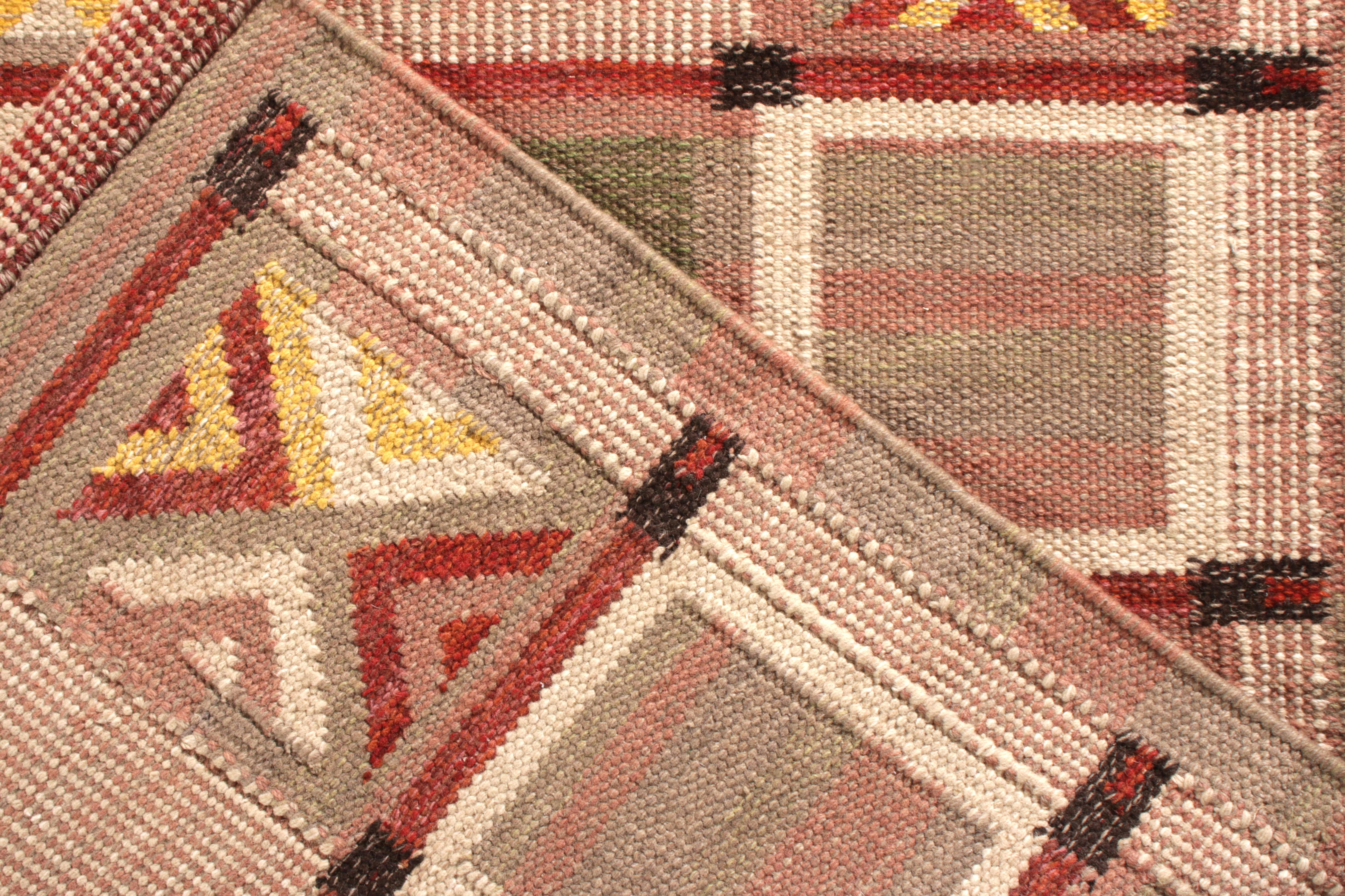 Noué à la main Rug & Kilim's Scandinavian Style Kilim Rug in Green and Beige Geometric Pattern (tapis de style scandinave à motif géométrique vert et beige) en vente