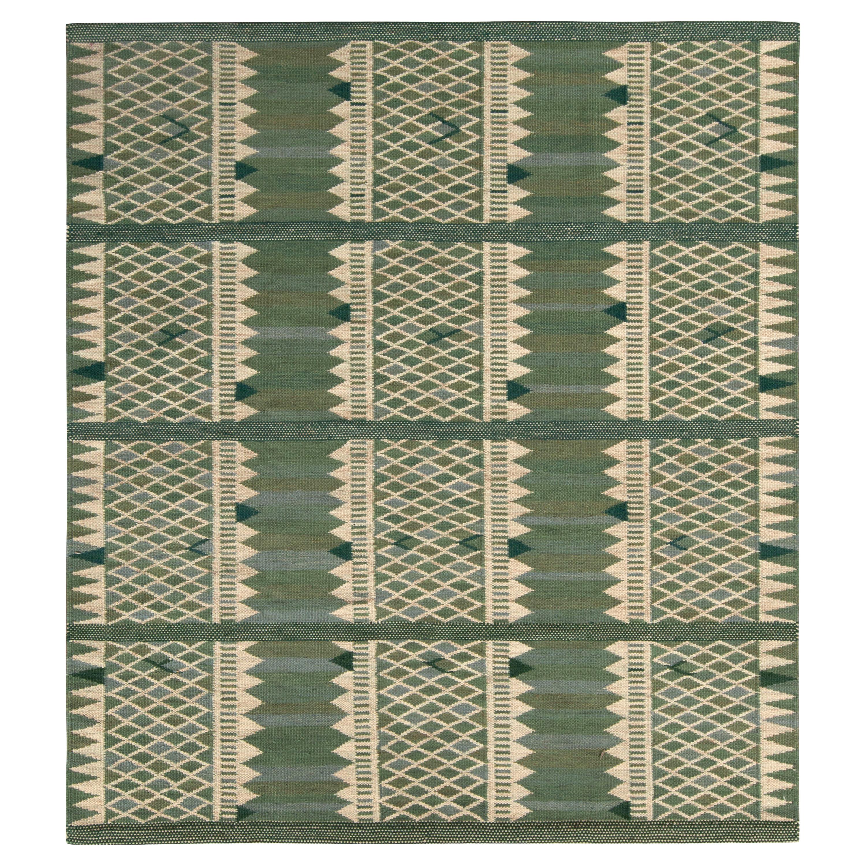 Rug & Kilim's skandinavischer Kilim-Teppich in Grün und Beige mit geometrischem Muster im Angebot
