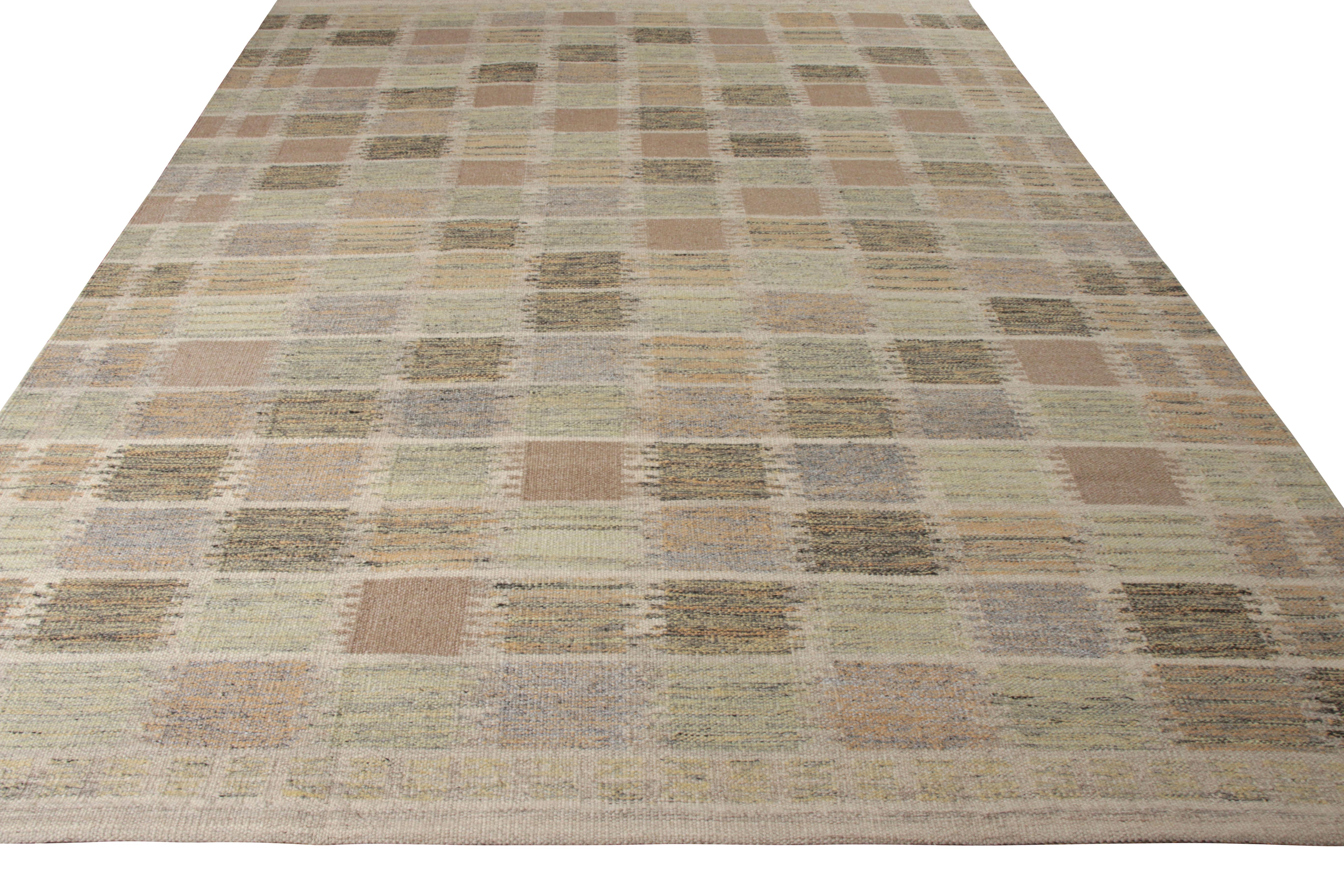 Un kilim de 9 x 12 que se une a la Colección Escandinava de Rug & Kilim, que recupera el modernismo sueco como un nuevo lenguaje de diseño. Tejido a mano en lana, el motivo geométrico en sutiles tonos rosa, beige y gris es una elegante