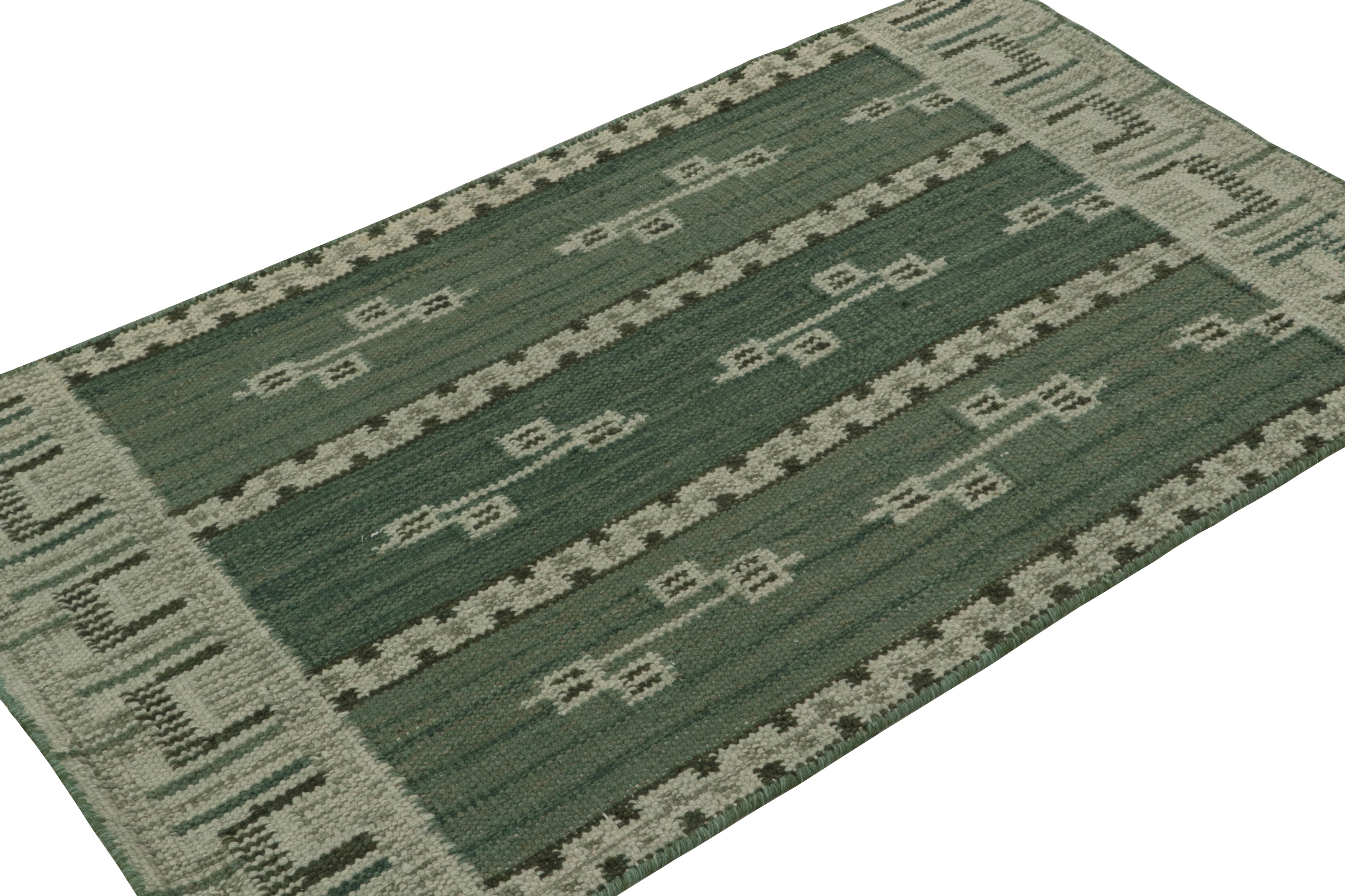 Ce tapis Kilim 3x5 est issu de la ligne flatweave de la collection de tapis scandinaves de Rug & Kilim. Tissé à la main en laine, coton et fils naturels, son design est une reprise moderne des tapis Rollakan et Rya dans le style déco suédois. 

Sur