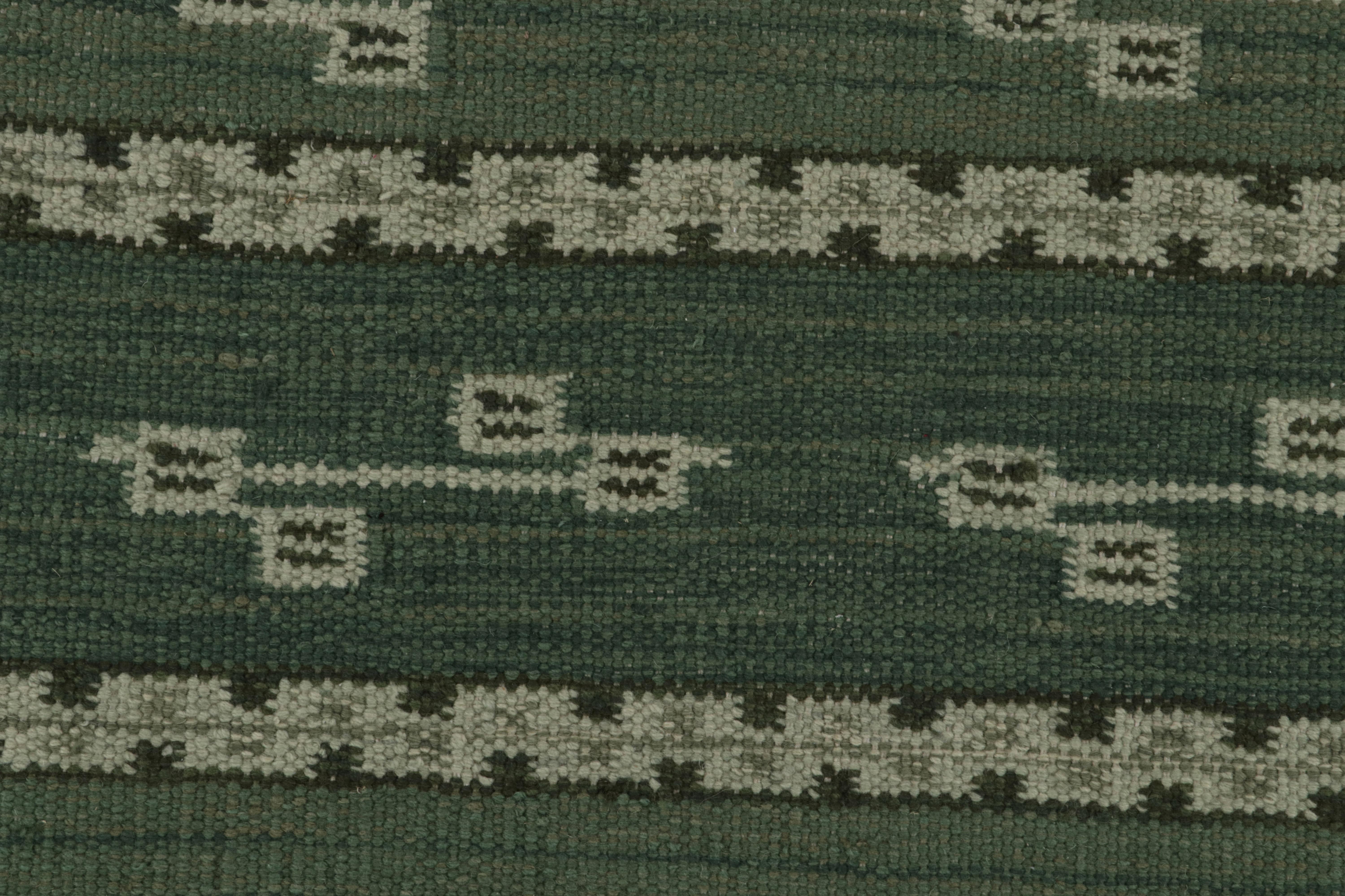 Indien Rug & Kilim's Tapis Kilim de style scandinave en vert avec motifs géométriques en vente
