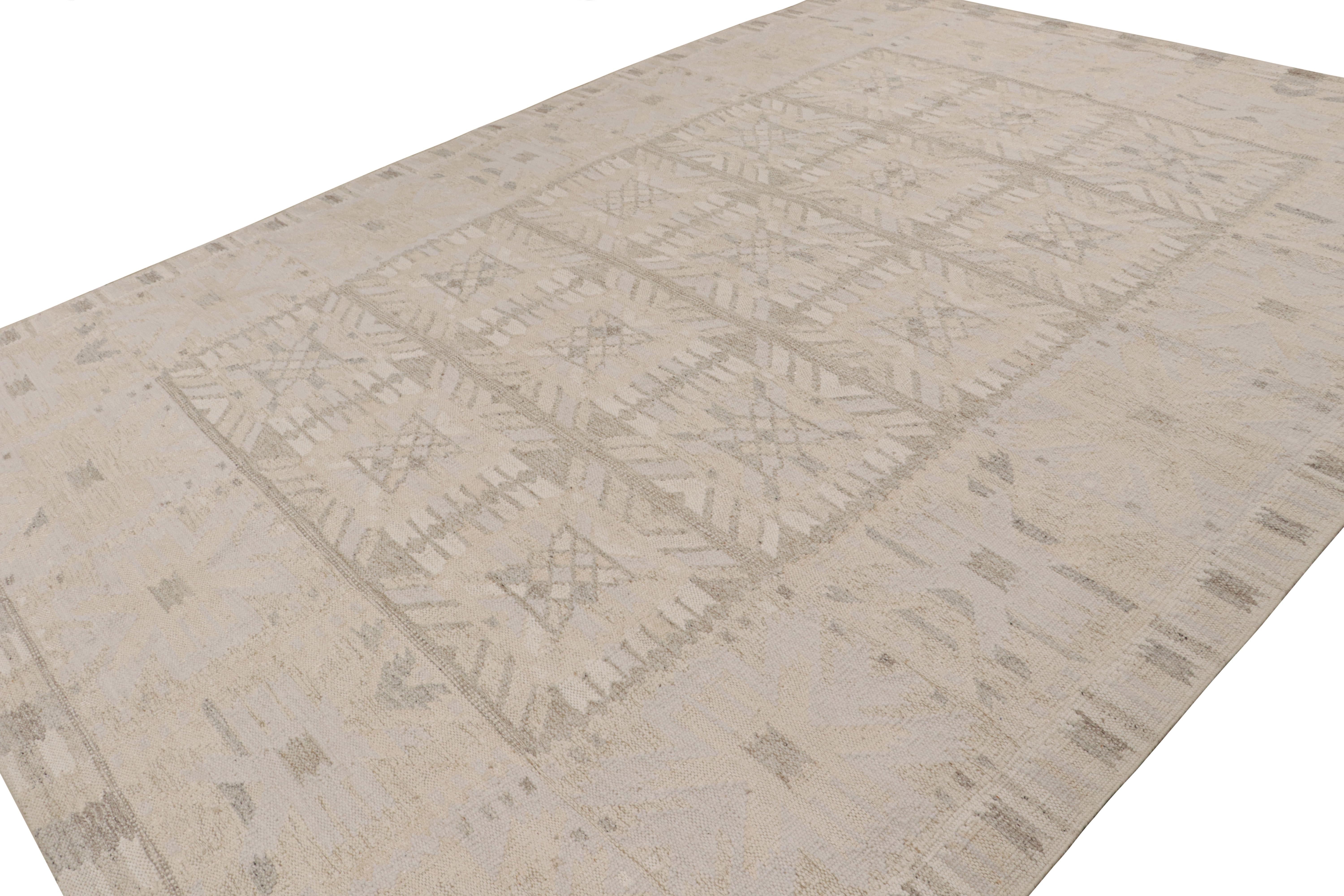 Dieser 10x14 große Kilim-Teppich stammt aus der Flachgewebelinie der skandinavischen Teppichkollektion von Rug & Kilim. Das Design des handgewebten Teppichs aus Wolle und natürlichen Garnen ist eine moderne Interpretation der Teppiche Rollakan und