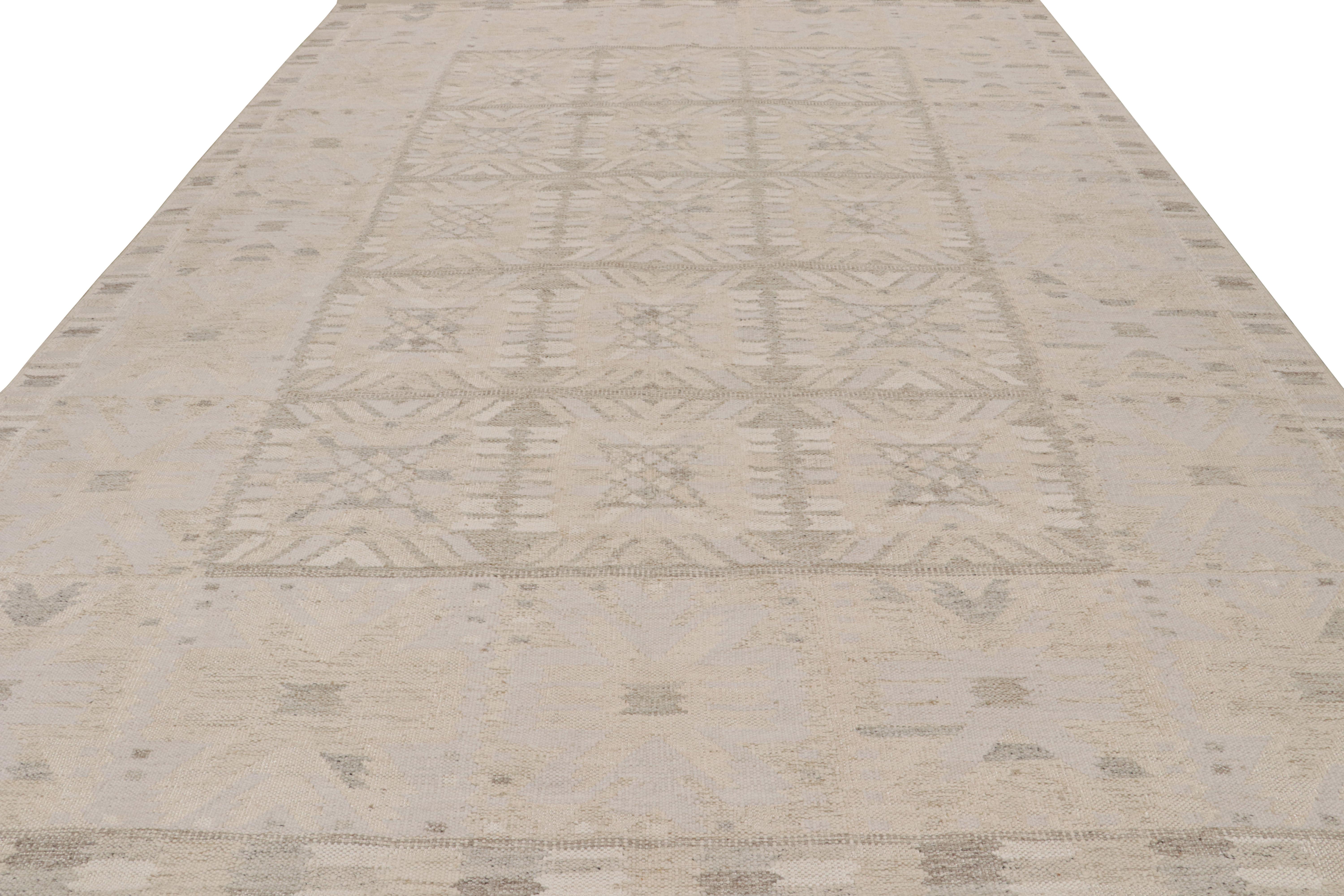 Rug & Kilim's skandinavischer Kilim-Teppich in Grau und Beige mit geometrischen Mustern (Moderne) im Angebot