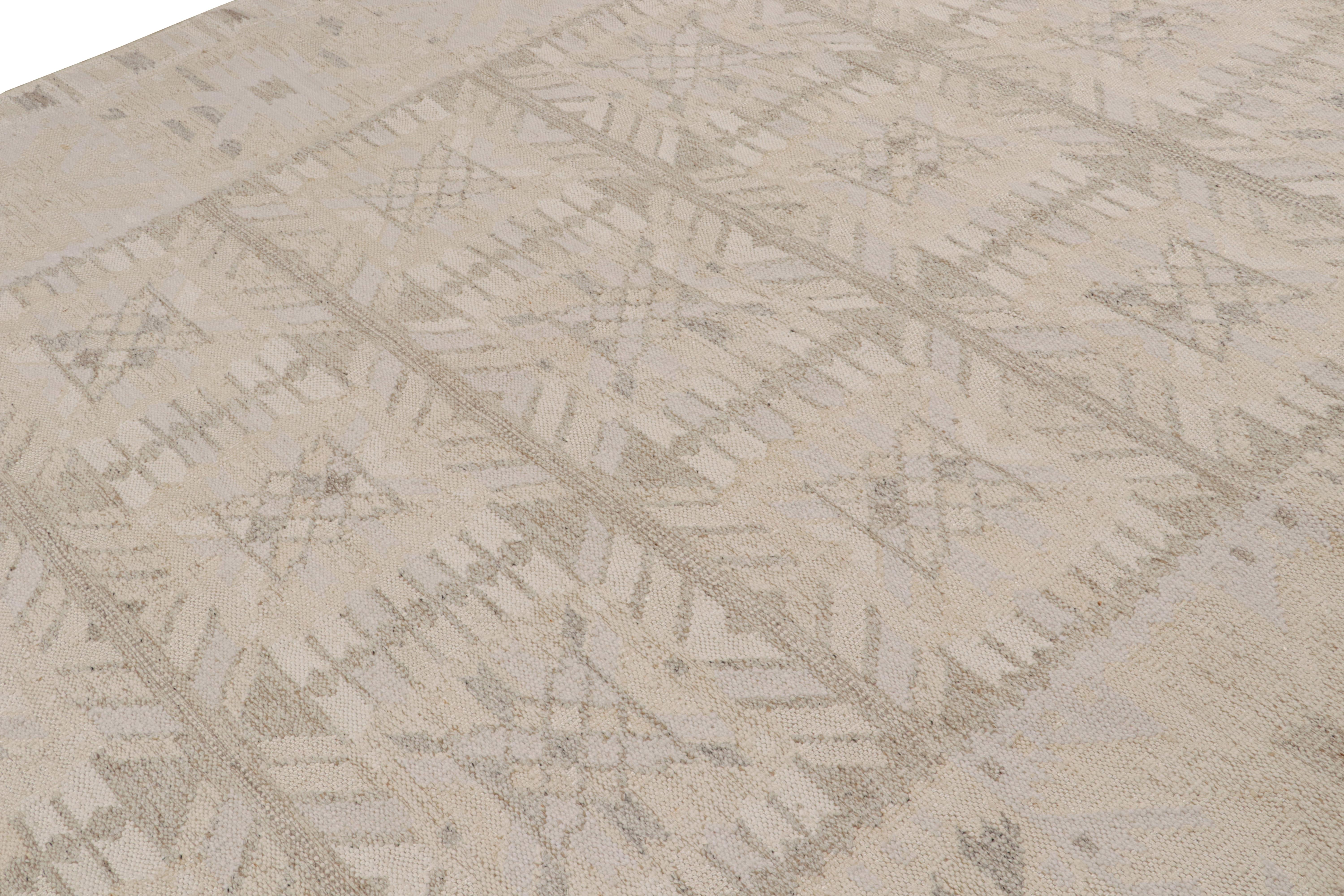 Rug & Kilim's skandinavischer Kilim-Teppich in Grau und Beige mit geometrischen Mustern (Indisch) im Angebot
