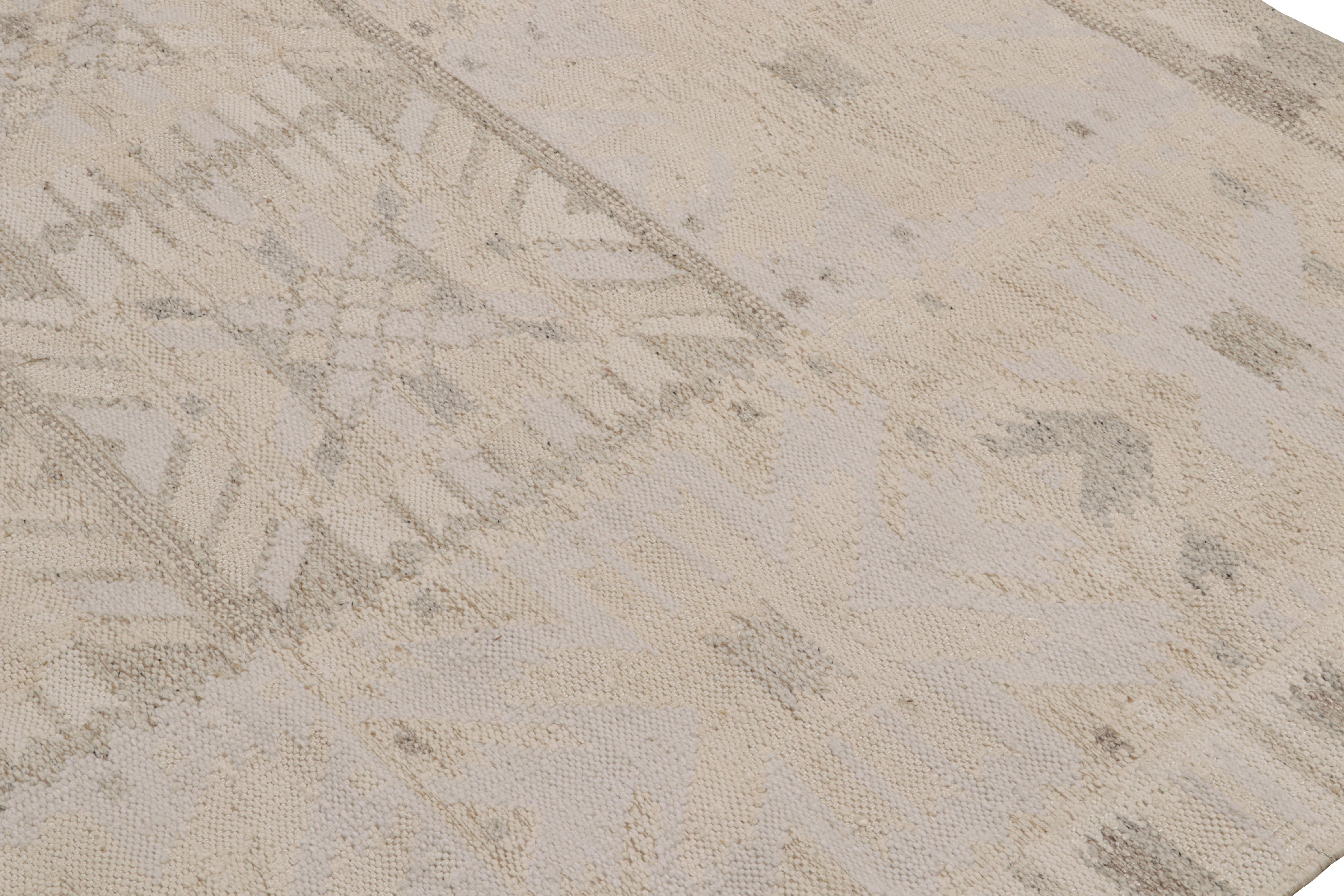 Rug & Kilim's skandinavischer Kilim-Teppich in Grau und Beige mit geometrischen Mustern (Handgewebt) im Angebot