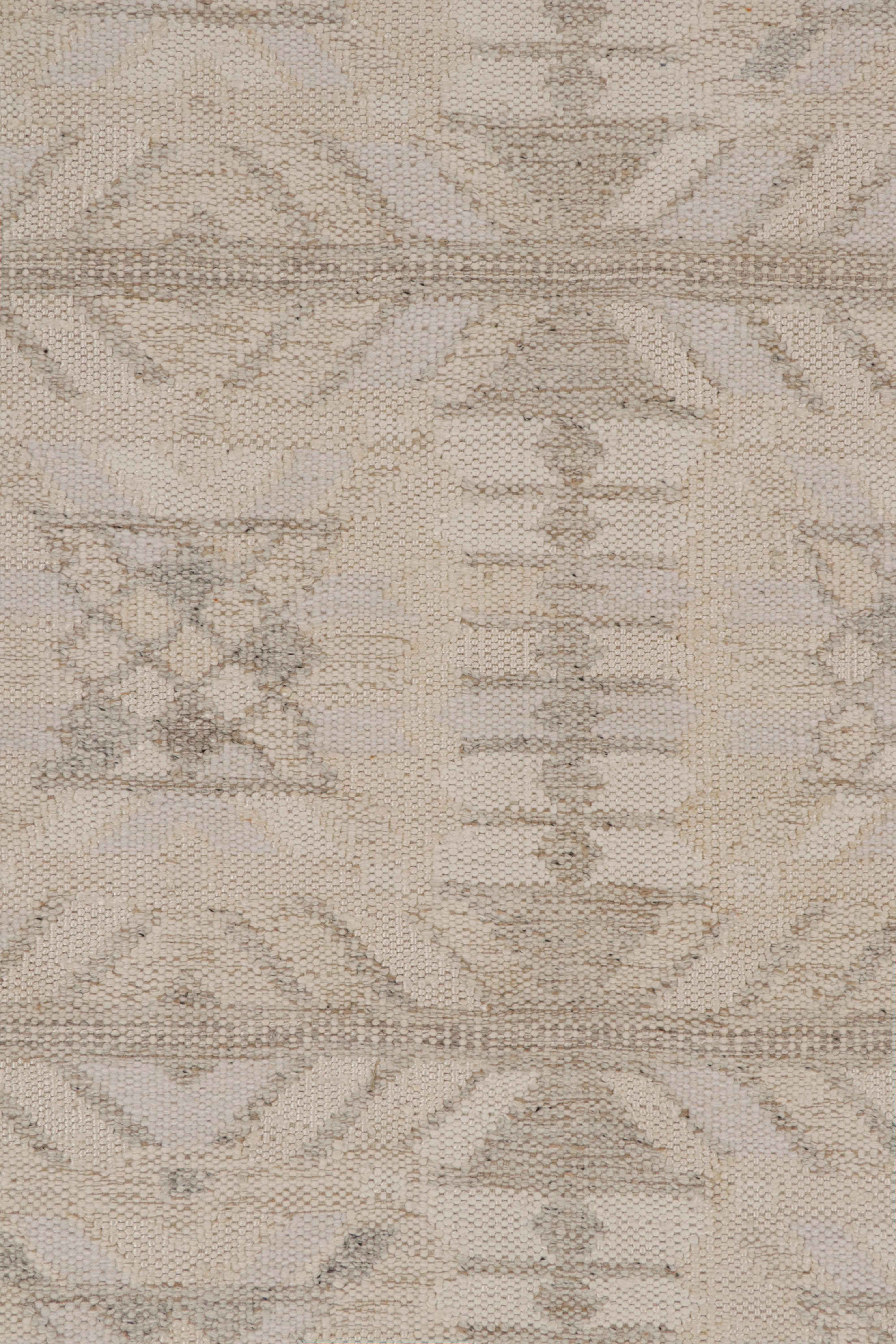 Rug & Kilim’s Scandinavian Style Kilim Rug in Grey & Beige Geometric Patterns In New Condition For Sale In Long Island City, NY