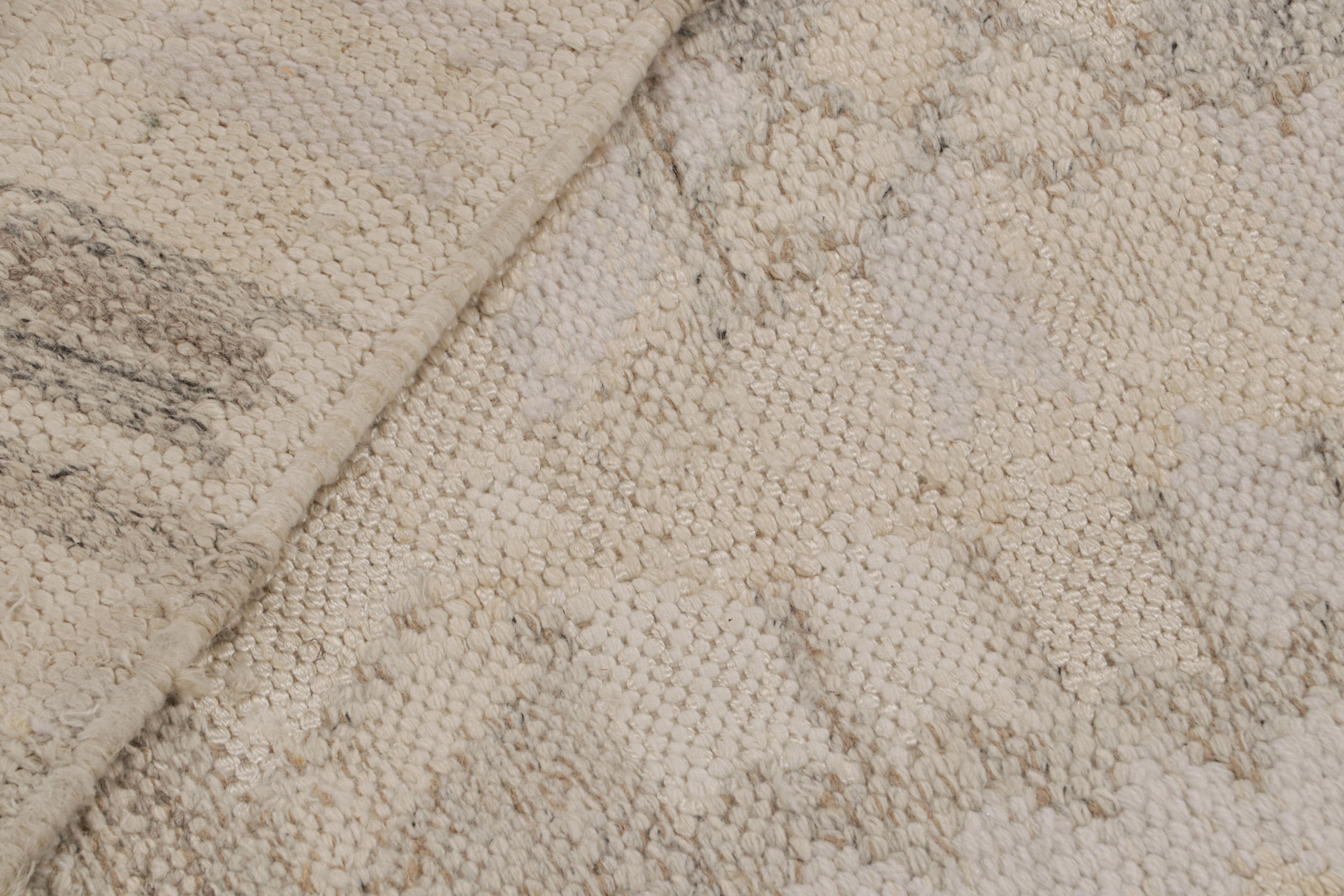 Rug & Kilim's skandinavischer Kilim-Teppich in Grau und Beige mit geometrischen Mustern (21. Jahrhundert und zeitgenössisch) im Angebot