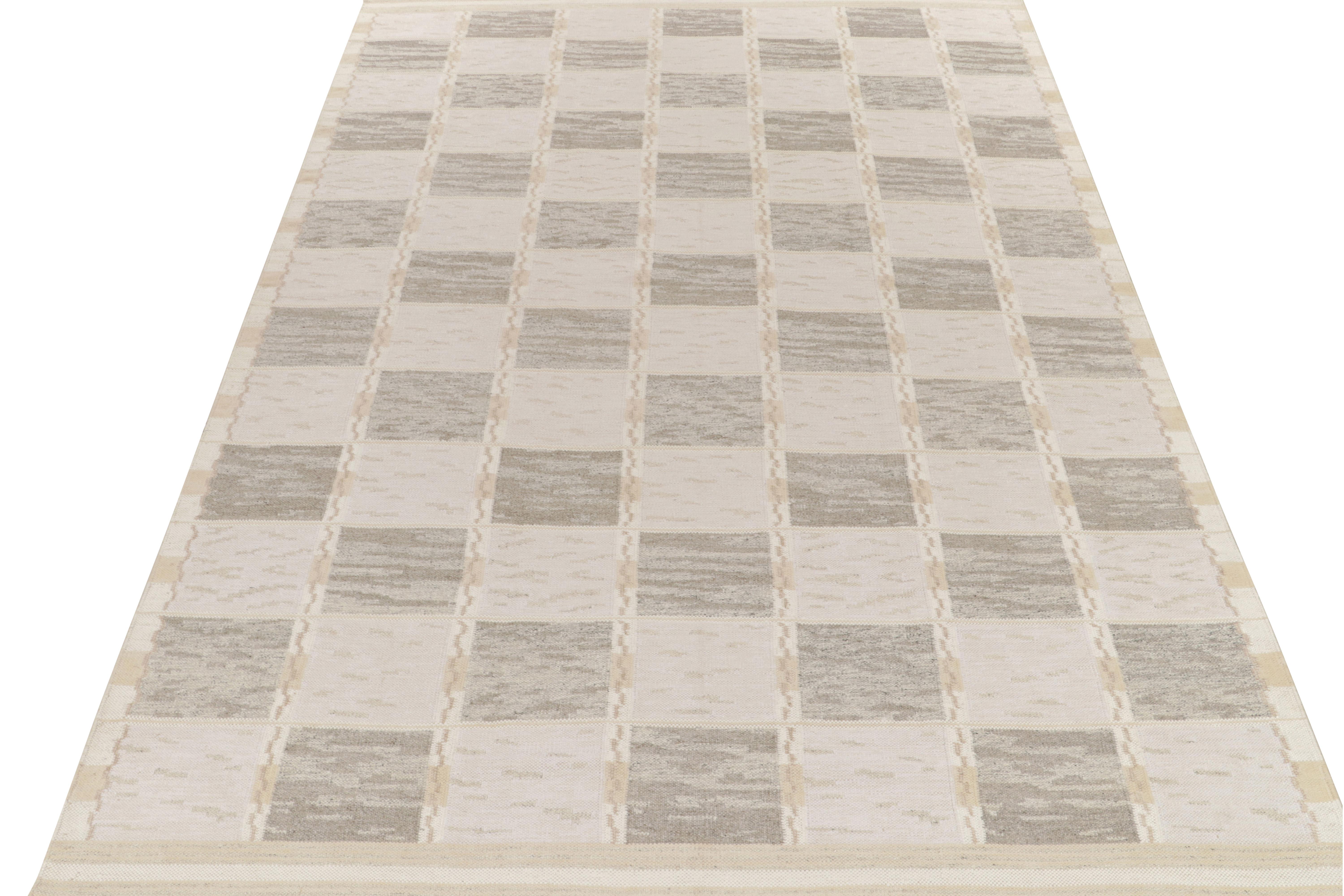 Rug & Kilim's skandinavischer Kilim-Teppich in Grau, Off-White Geometrisch gemustert (Skandinavische Moderne) im Angebot