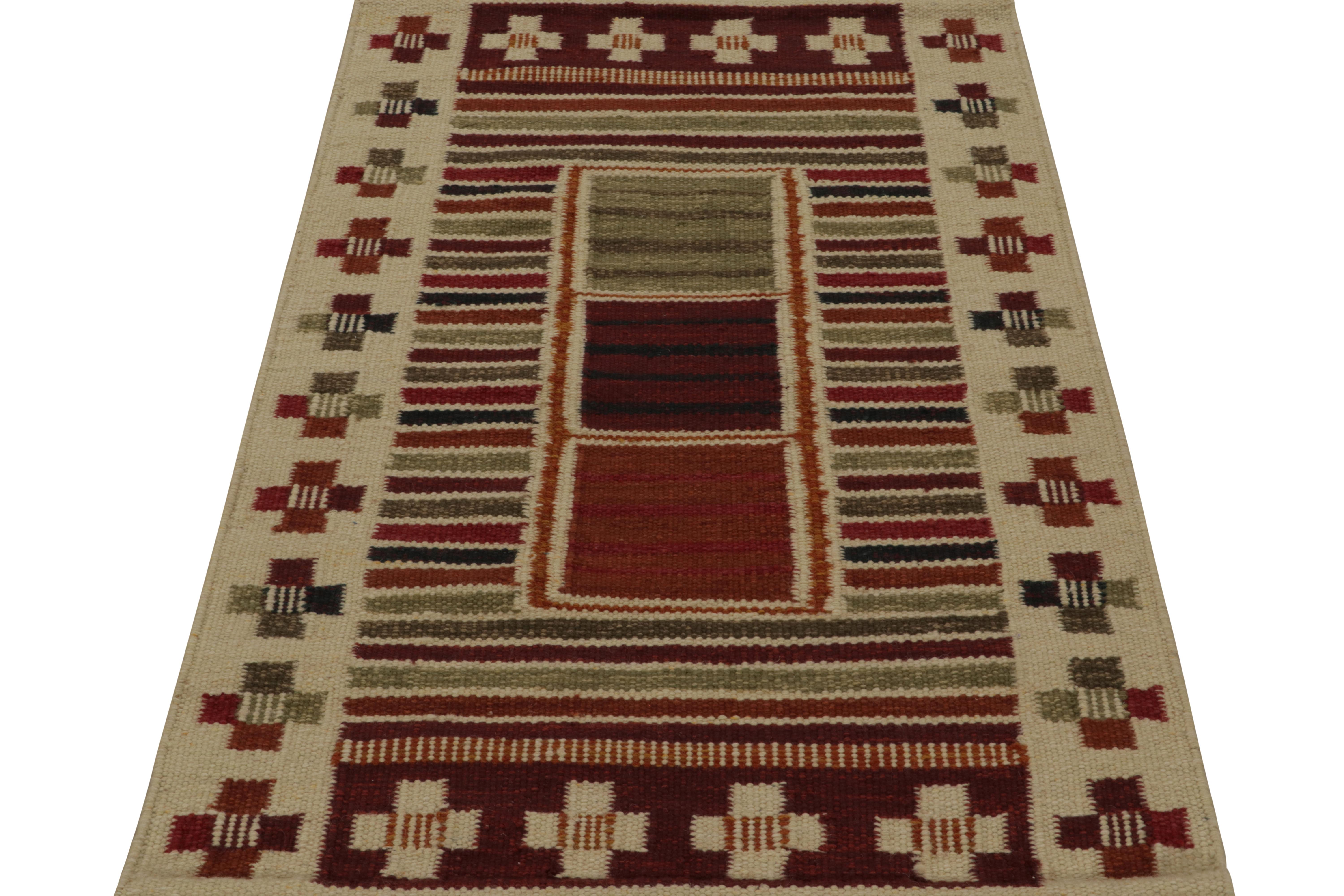 Rug & Kilim's skandinavischer Kilim-Teppich mit mehrfarbigen Mustern (Moderne) im Angebot