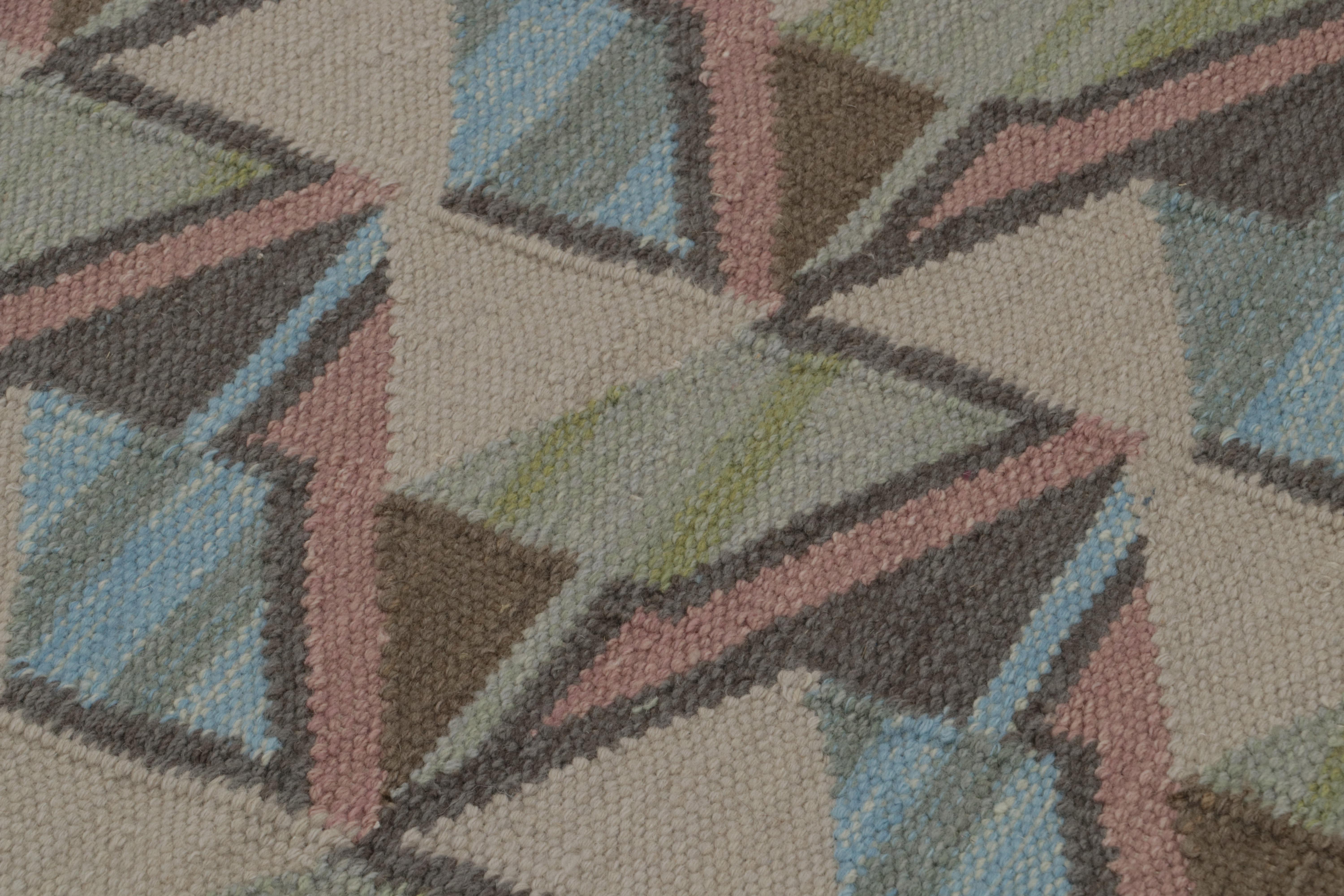 Rug & Kilim's skandinavischer Kilim-Teppich mit mehrfarbigen Mustern im Zustand „Neu“ im Angebot in Long Island City, NY