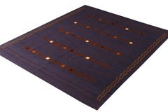 Rug & Kilim's skandinavischer Kilim-Teppich in lila und braunem geometrischem Muster