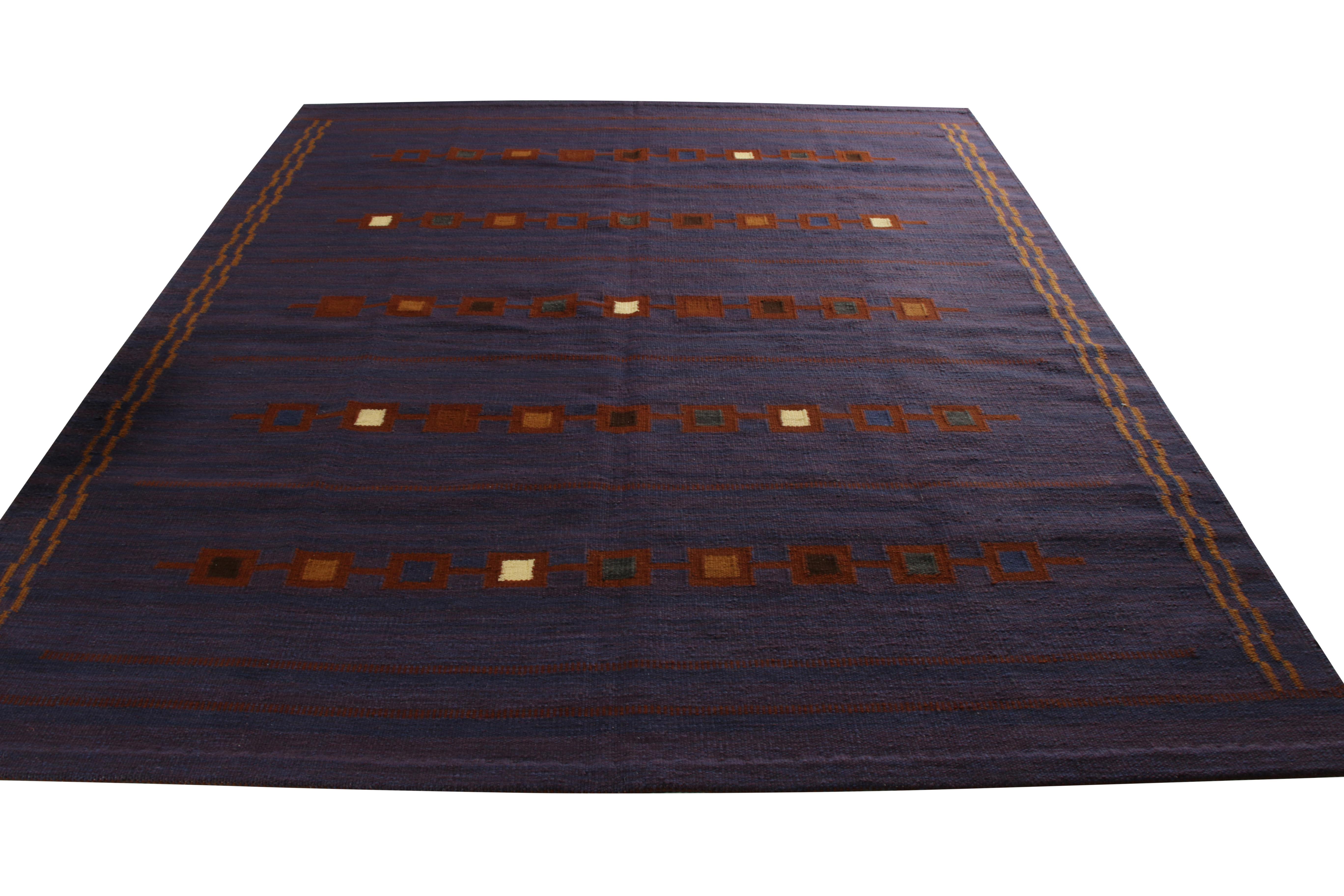 Rug & Kilim's skandinavischer Kilim-Teppich in lila und braunem geometrischem Muster (Skandinavische Moderne) im Angebot