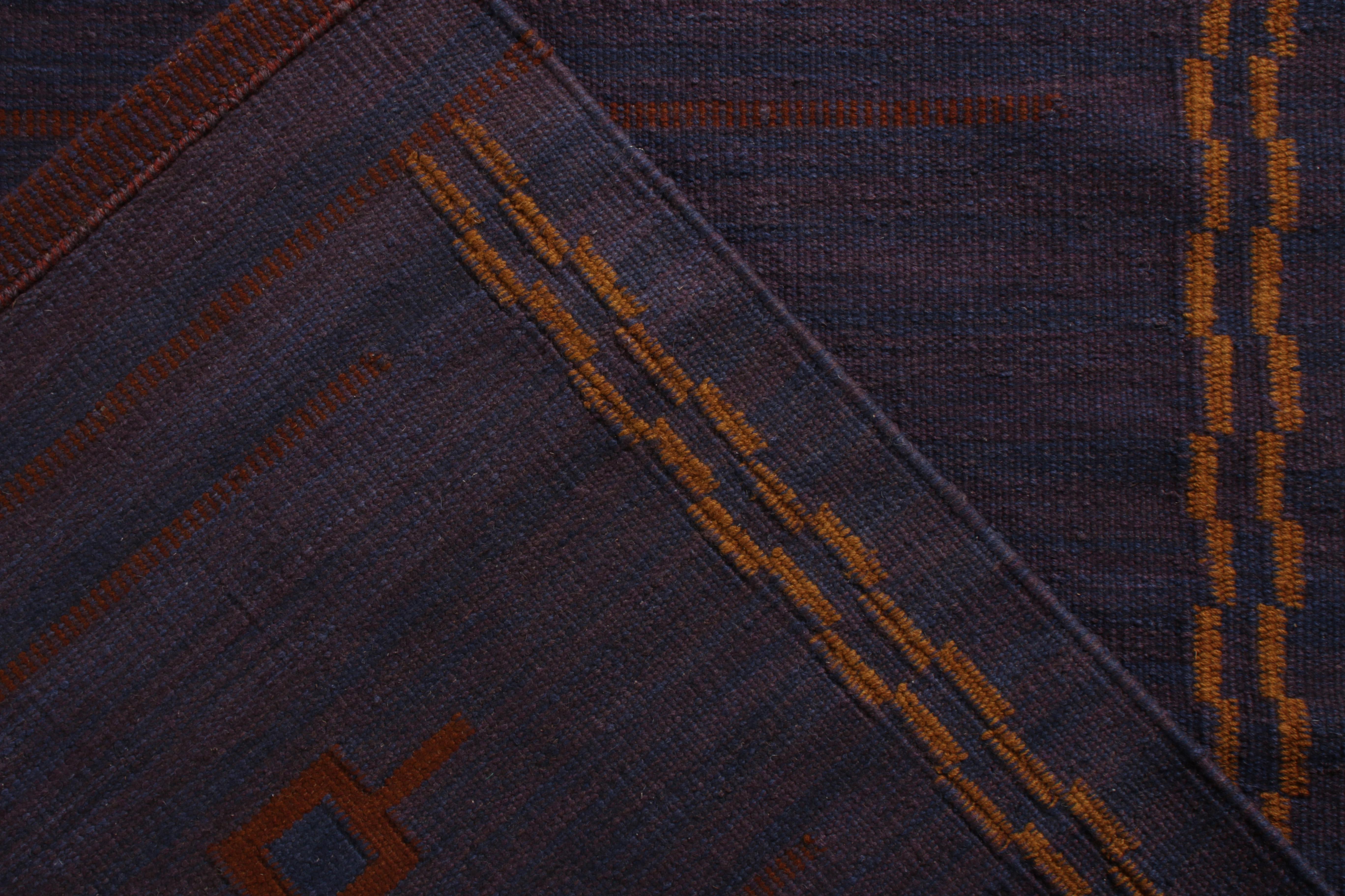 Rug & Kilim's skandinavischer Kilim-Teppich in lila und braunem geometrischem Muster (Handgeknüpft) im Angebot