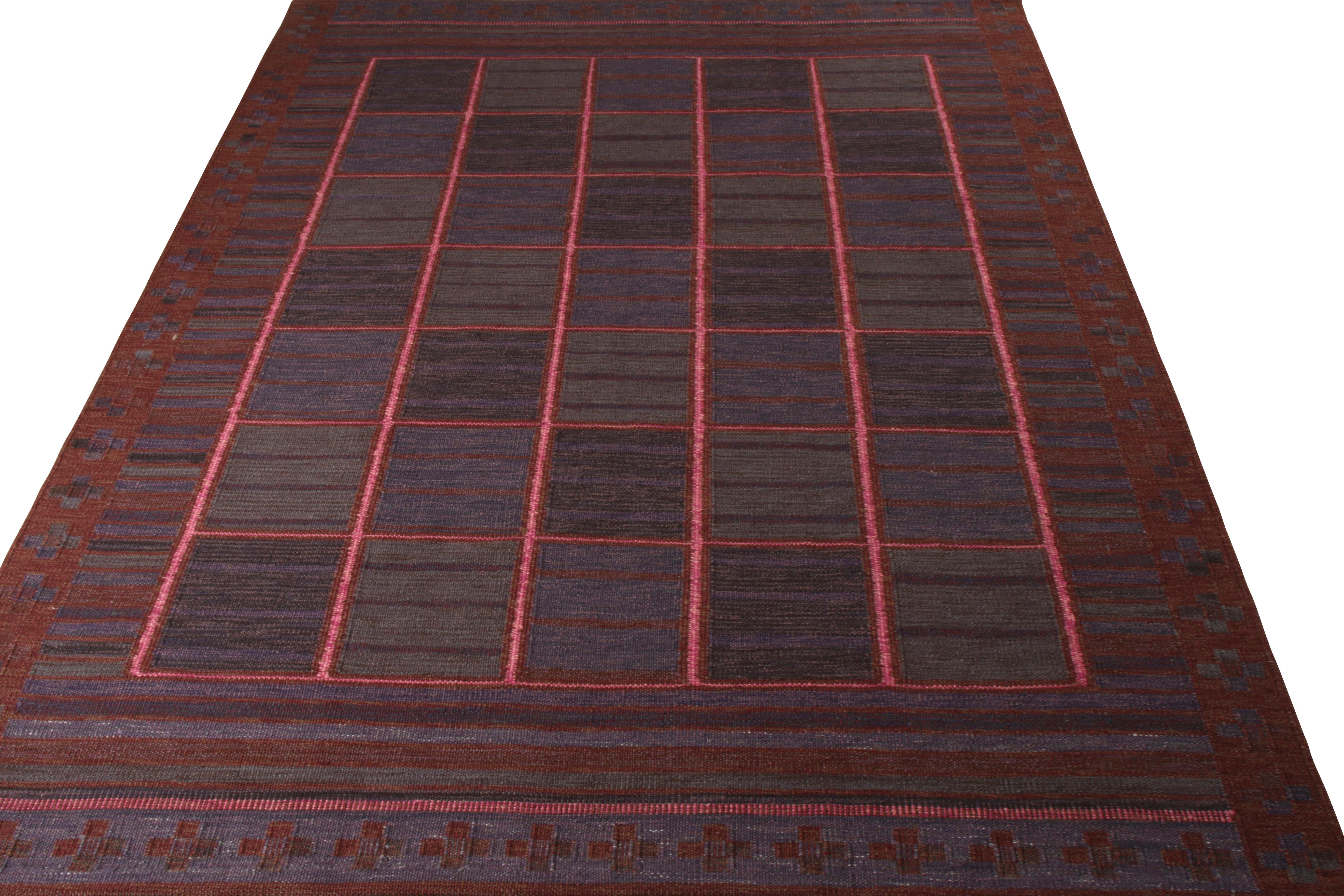 Als Teil der gefeierten Scandinavian Collection'S von Rug & Kilim ist dieser 9x12 Kilim-Teppich ein Beispiel für die schwedische Moderne als neue Designsprache. Die rätselhafte Farbgebung erzeugt eine Illusion von unterliegenden Strukturen und webt