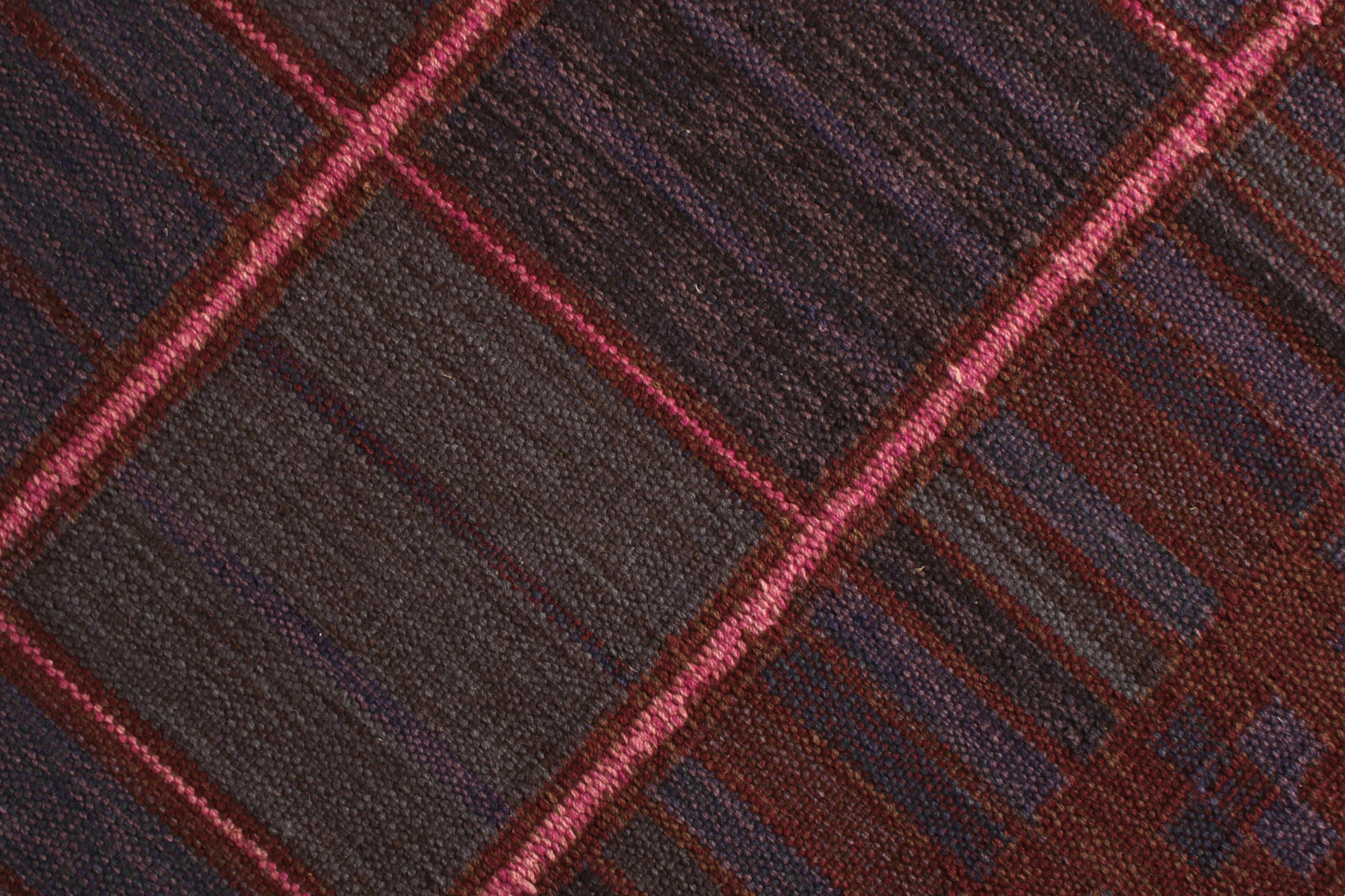 Skandinavischer Kilim-Teppich von Rug & Kilim in Rot und Blau mit geometrischem Muster (Indisch) im Angebot