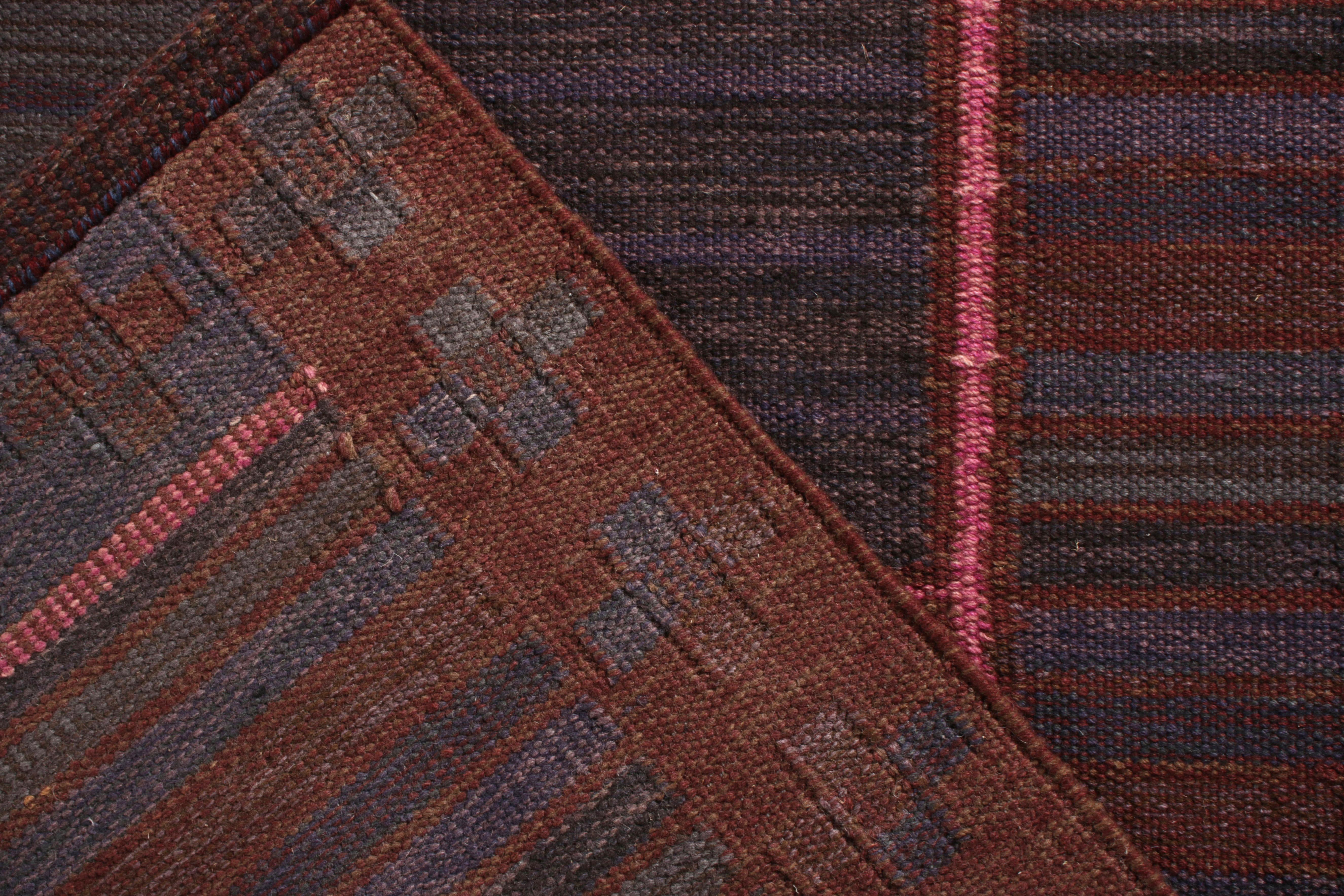 Skandinavischer Kilim-Teppich von Rug & Kilim in Rot und Blau mit geometrischem Muster (Handgewebt) im Angebot