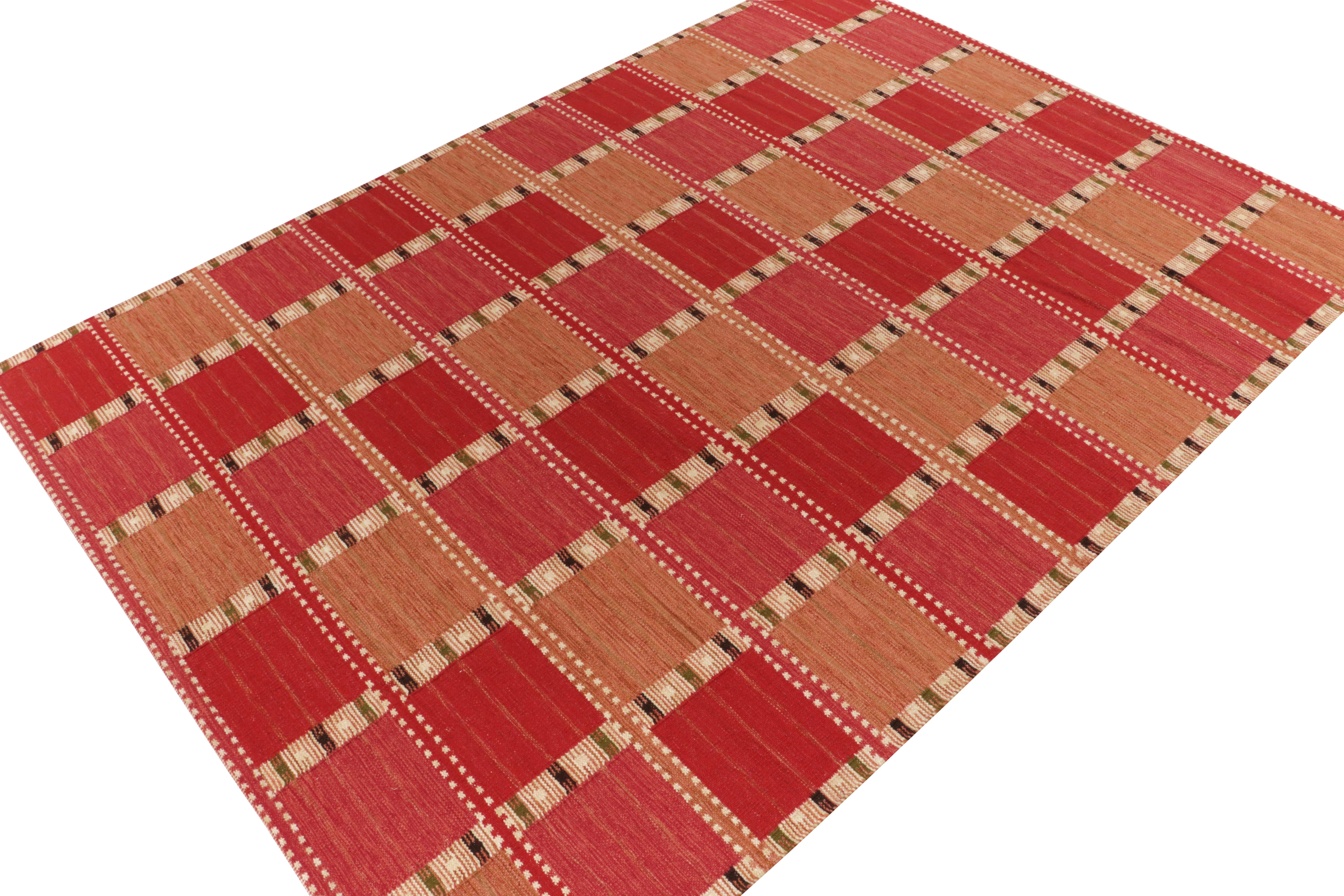 Moderno Rug & Kilim è un tappeto Kilim in stile scandinavo con motivi geometrici rossi, rosa e beige. in vendita